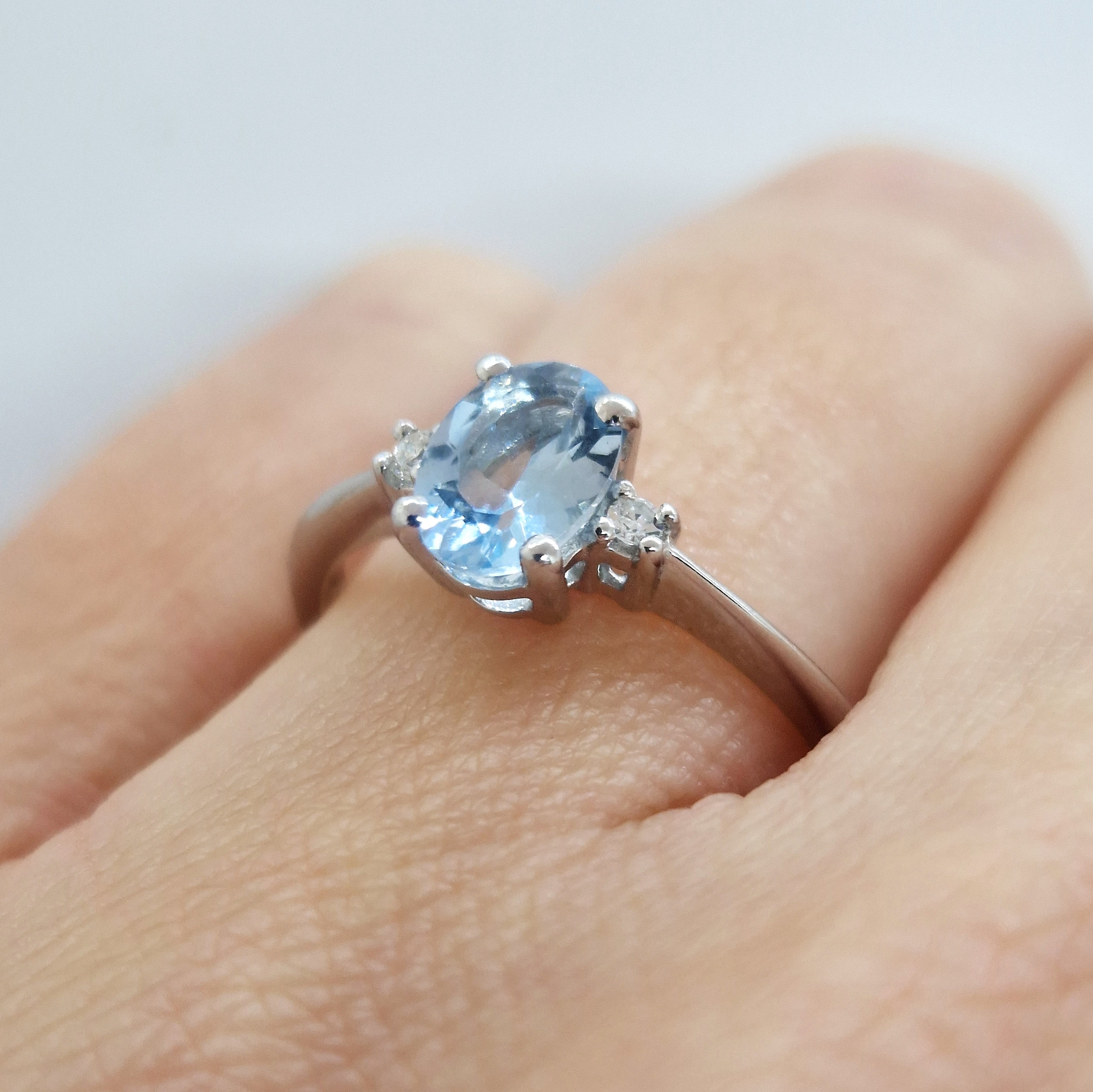 Anello in oro bianco con acquamarina e diamanti
