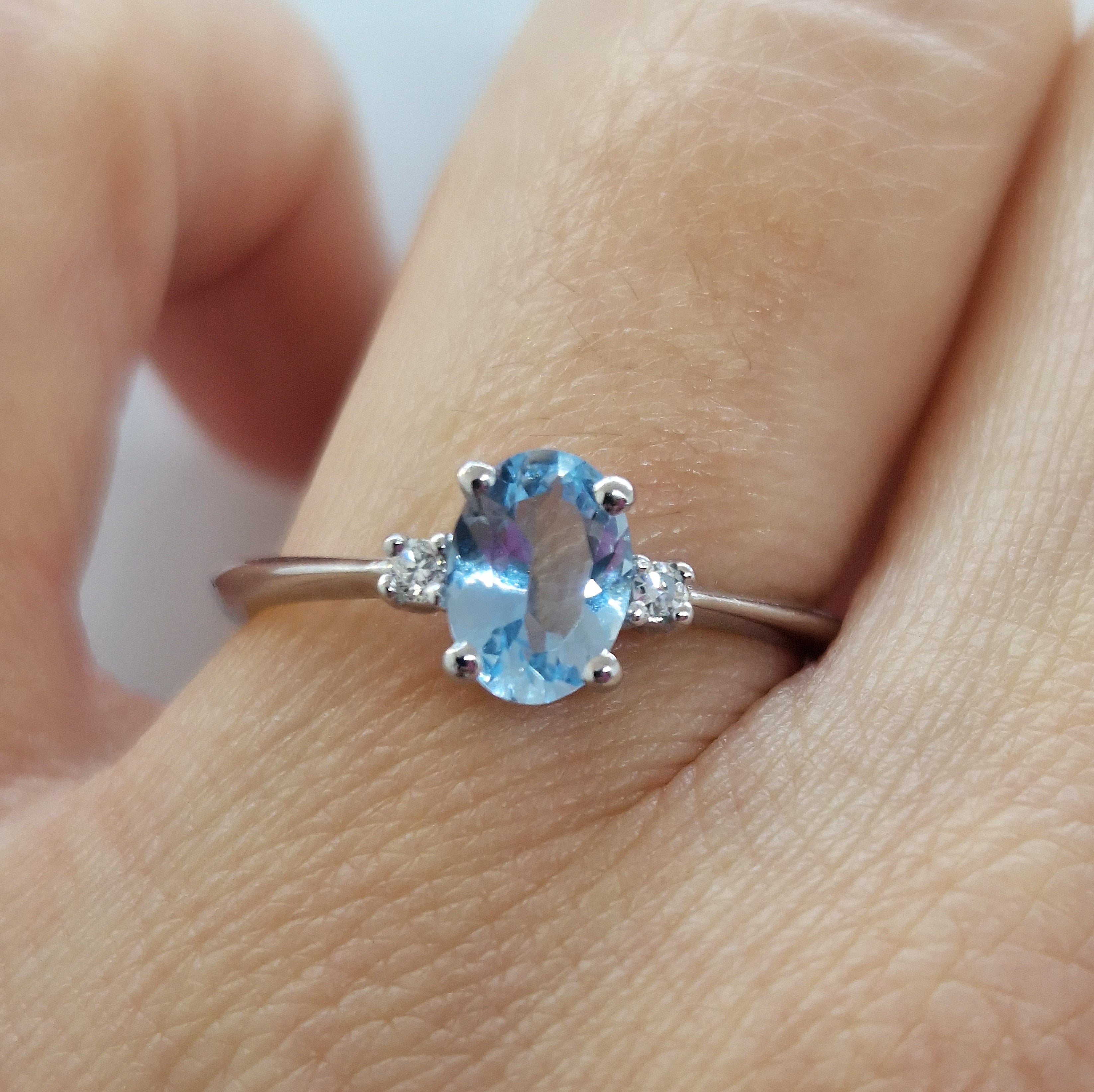 Anello in oro bianco con acquamarina e diamanti
