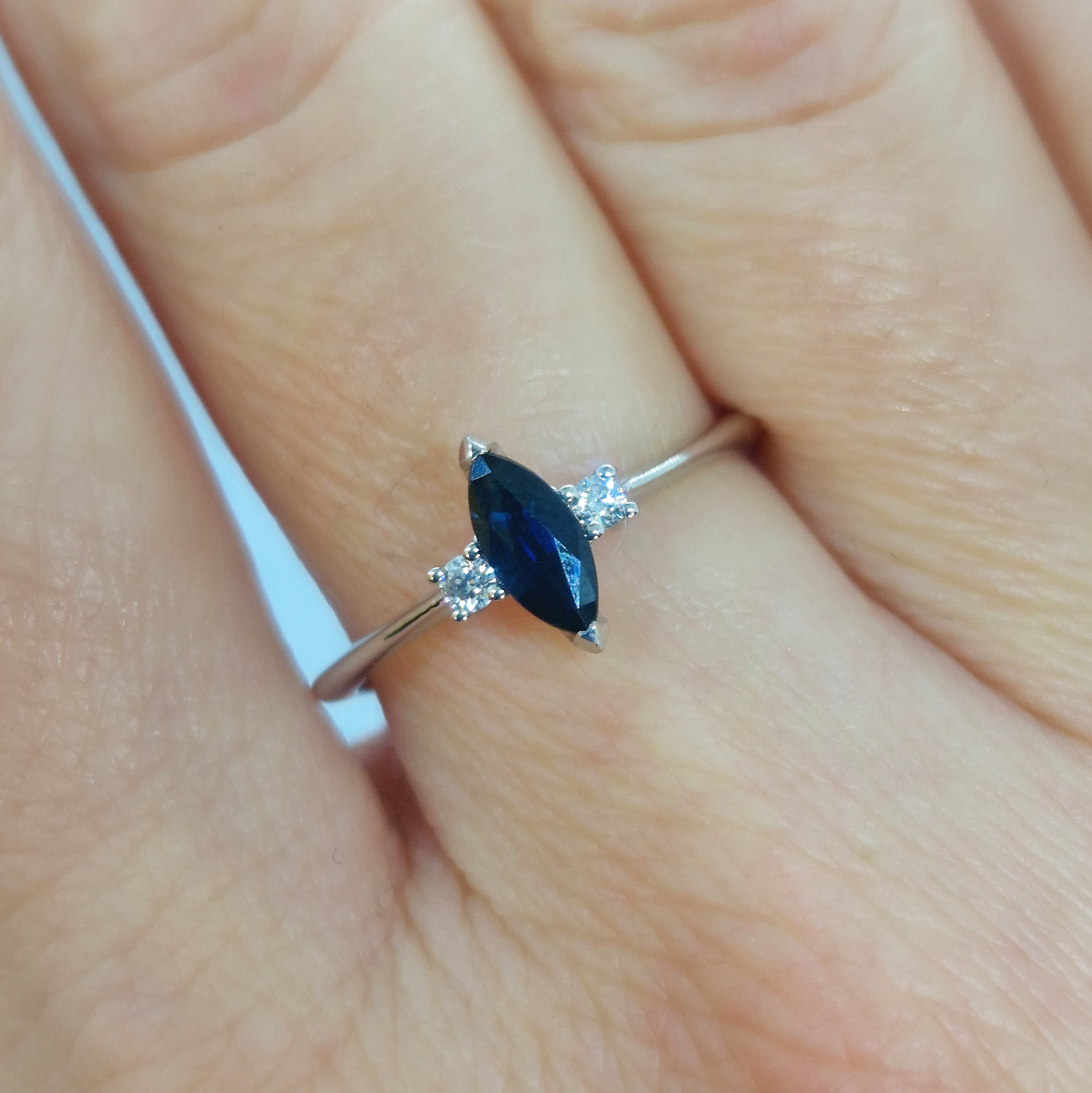 Anello con zaffiro a navette e diamanti in oro bianco 18 kt