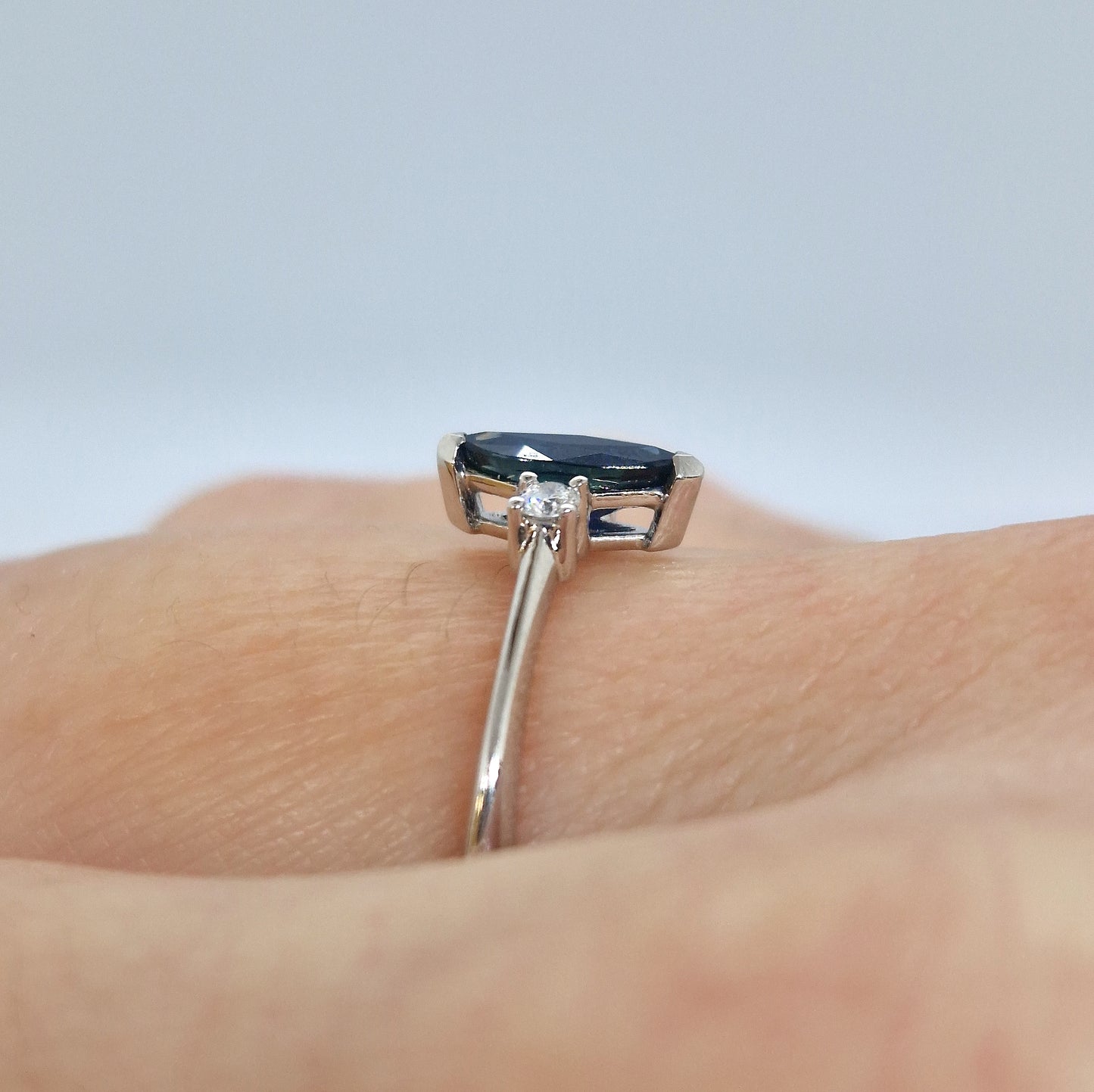 Anello con zaffiro a navette e diamanti in oro bianco 18 kt
