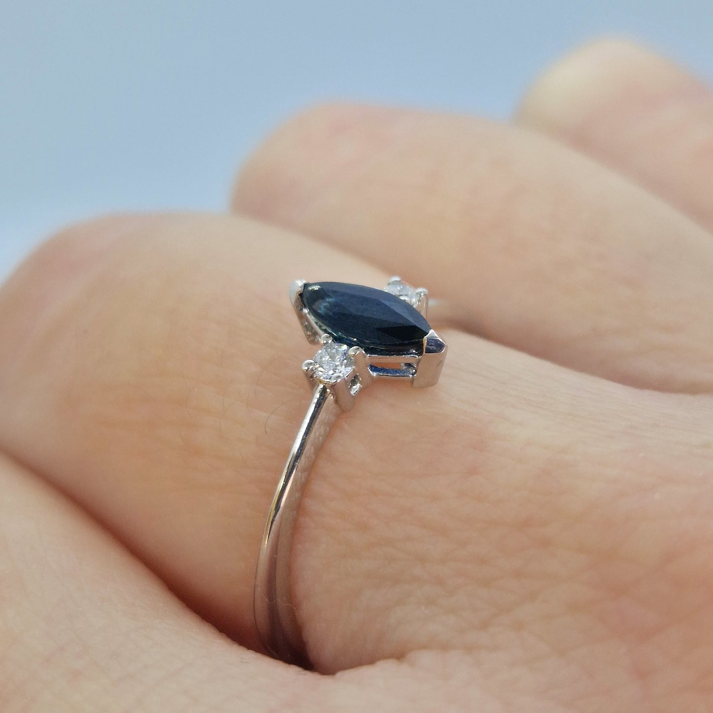 Anello con zaffiro a navette e diamanti in oro bianco 18 kt