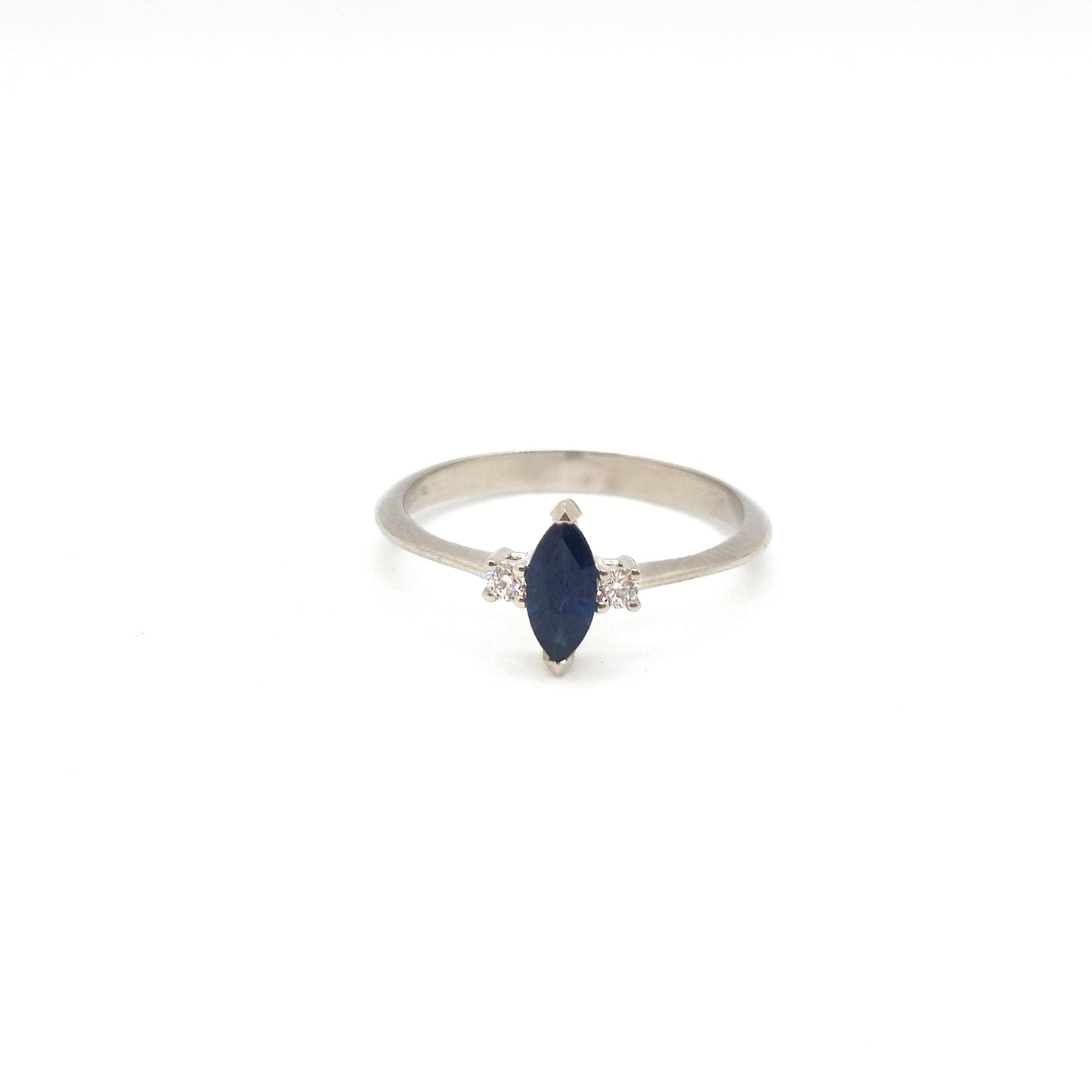 Anello con zaffiro a navette e diamanti in oro bianco 18 kt