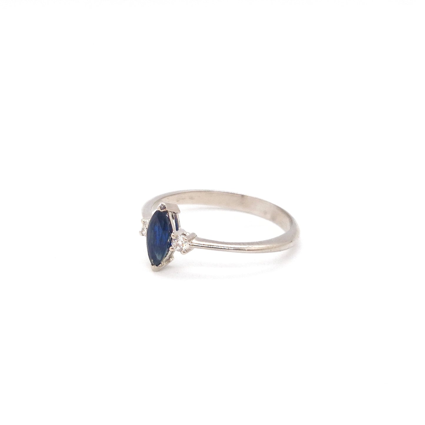 Anello con zaffiro a navette e diamanti in oro bianco 18 kt