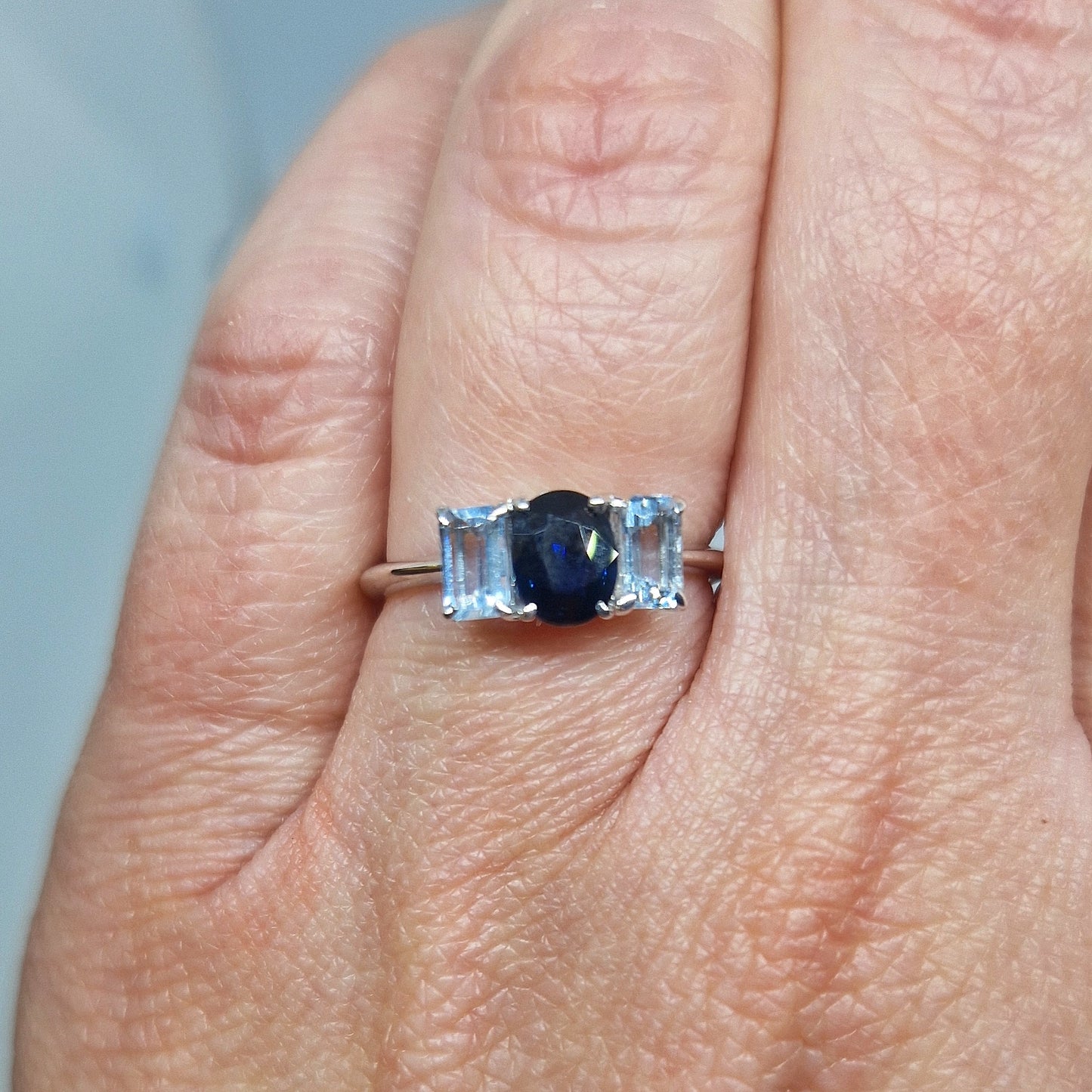 Anello in oro bianco 18 kt con acquamarina e diopside