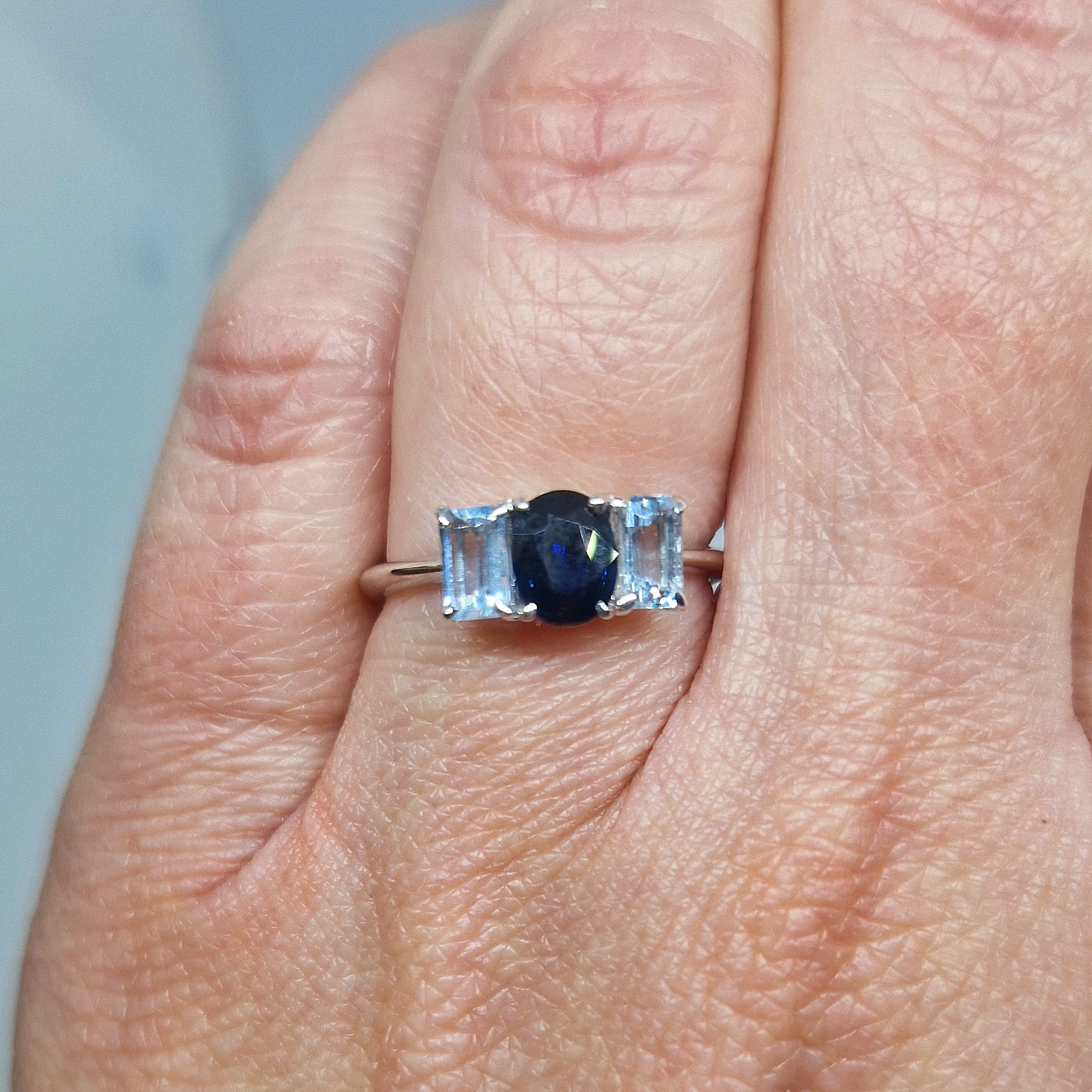 Anello in oro bianco 18 kt con acquamarina e diopside