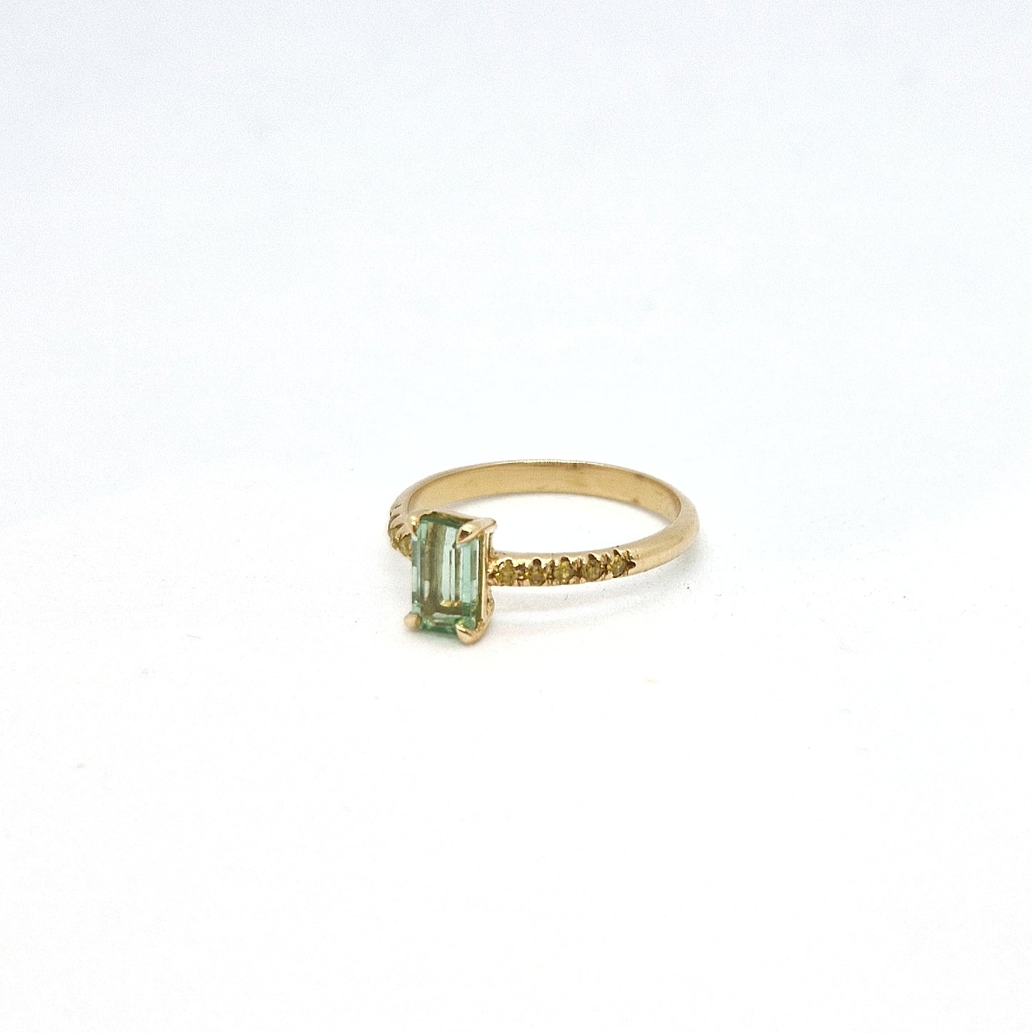Anello con tormalina e diamanti yellow in oro giallo 18 kt