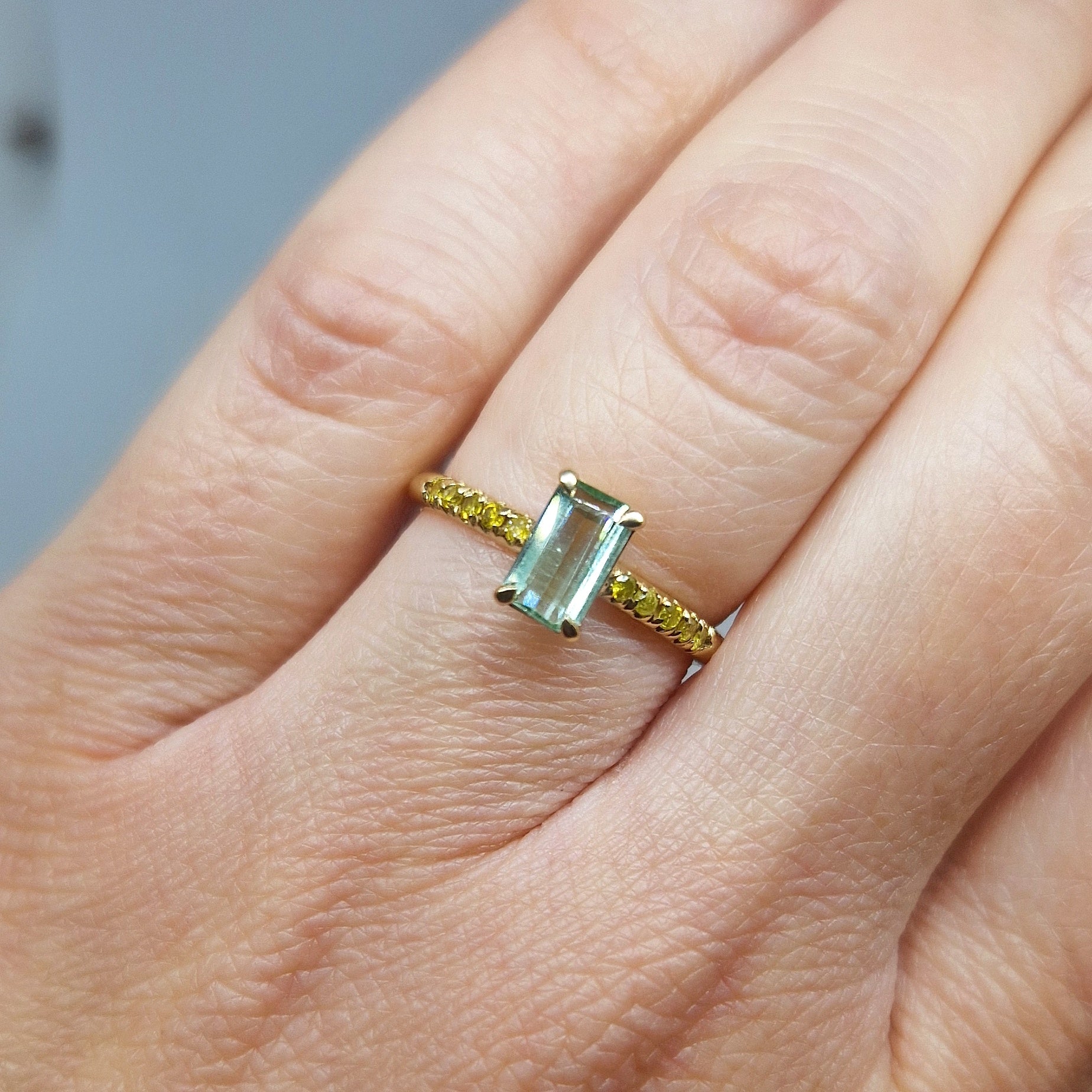 Anello con tormalina e diamanti yellow in oro giallo 18 kt