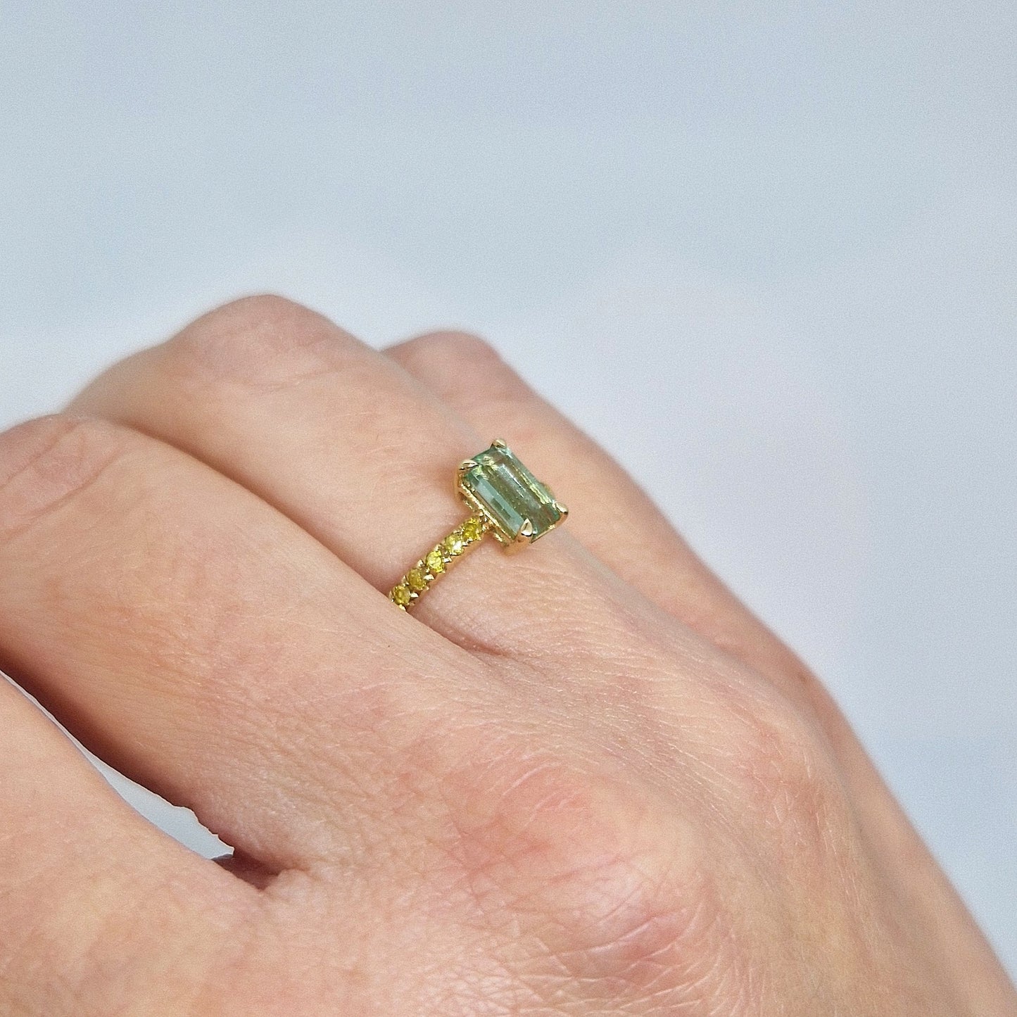 Anello con tormalina e diamanti yellow in oro giallo 18 kt