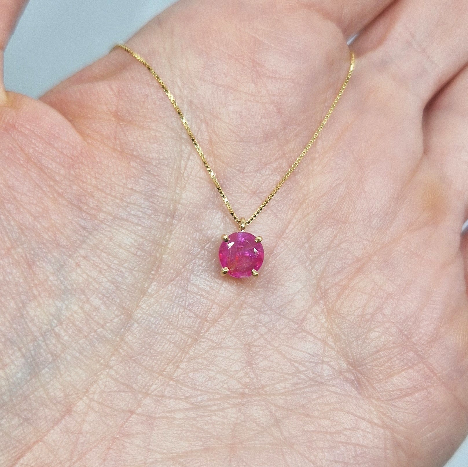 Collana con rubino tondo in oro giallo 18 kt