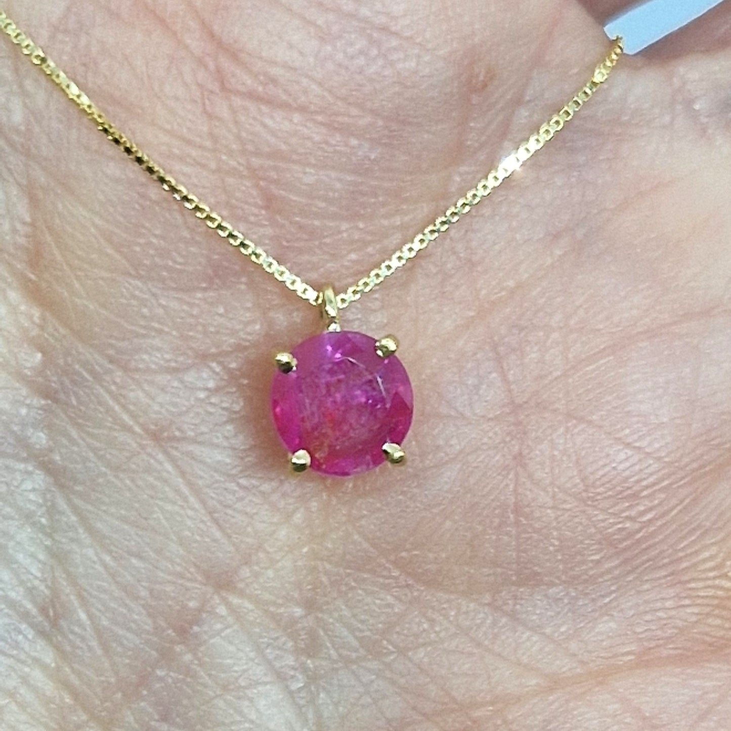 Collana con rubino tondo in oro giallo 18 kt