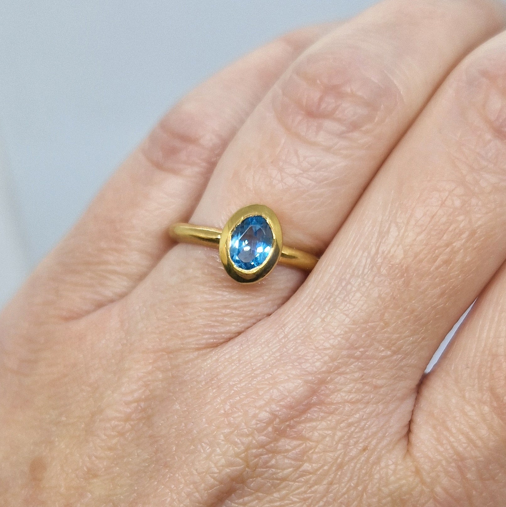 Anello con topazio azzurro in argento 925 dorato