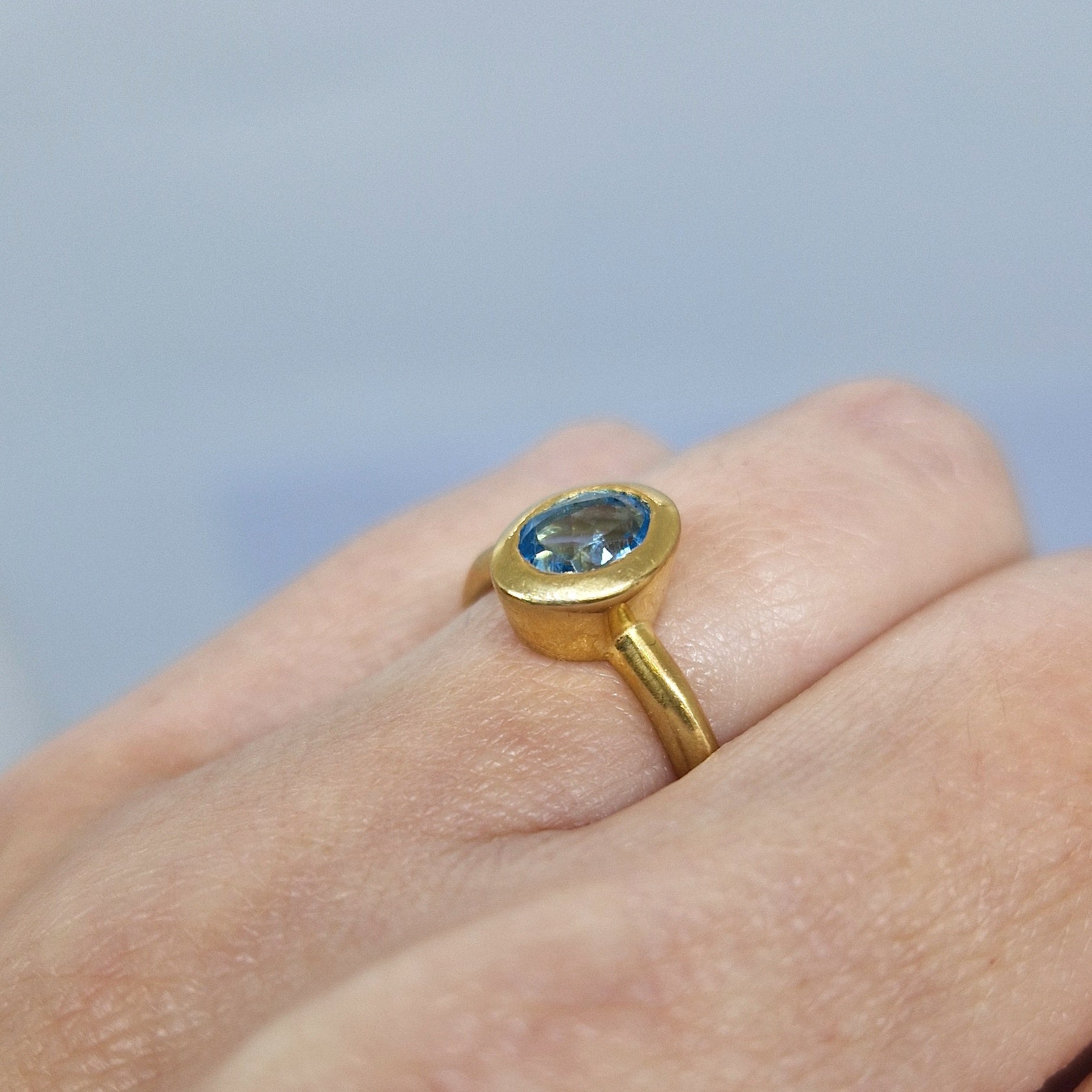 Anello con topazio azzurro in argento 925 dorato