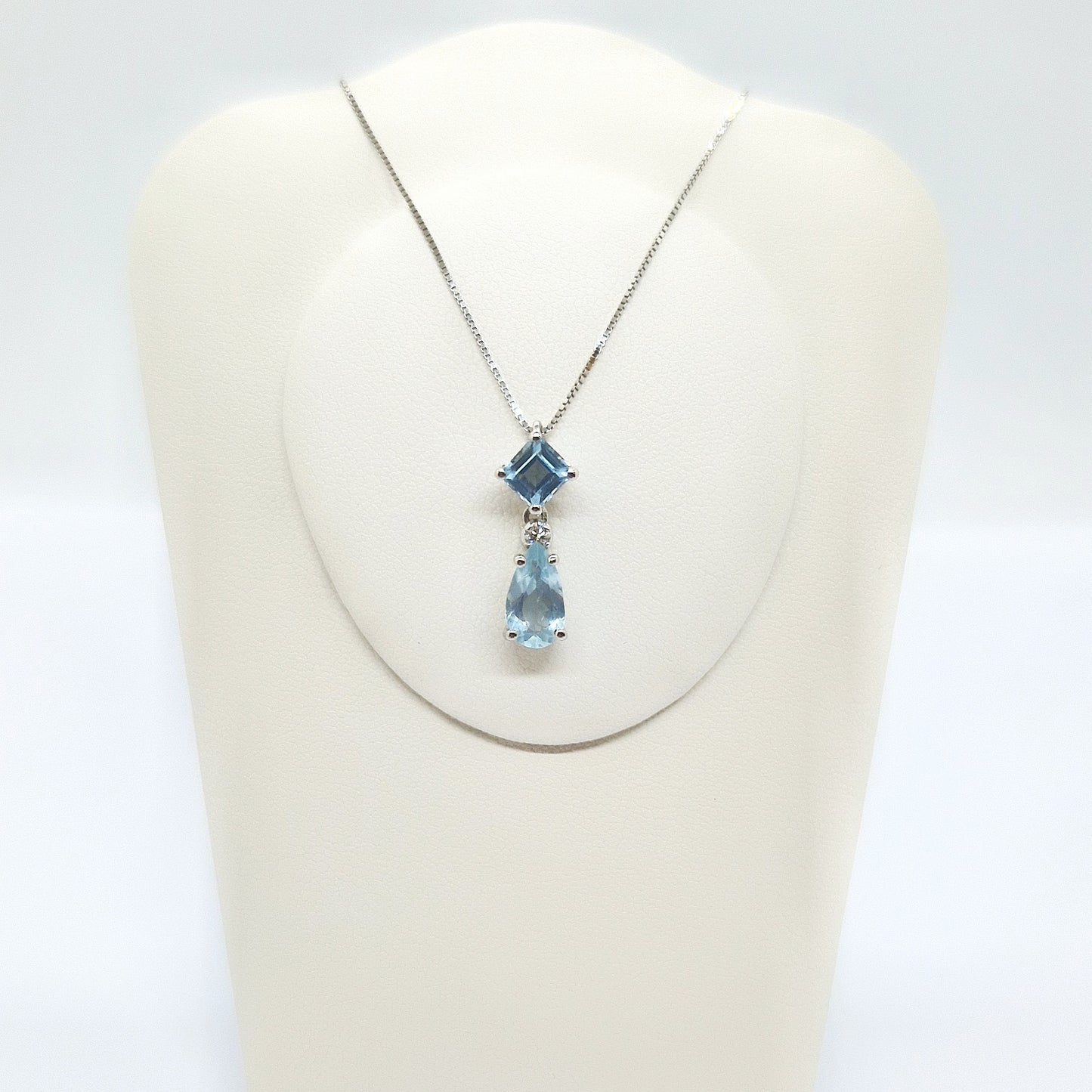 Collana con acquamarina e diamanti in oro bianco 18 kt