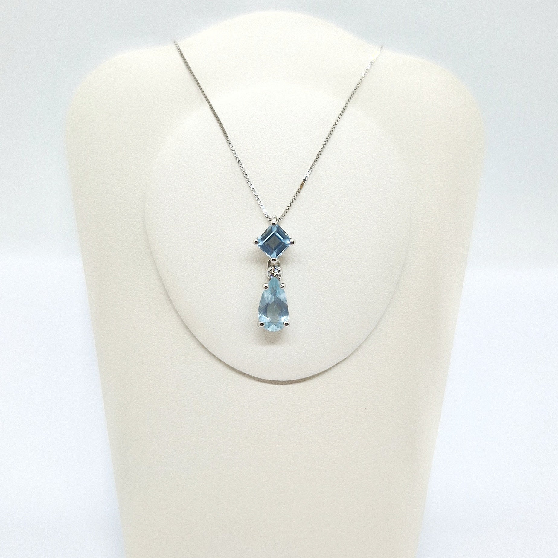 Collana con acquamarina e diamanti in oro bianco 18 kt