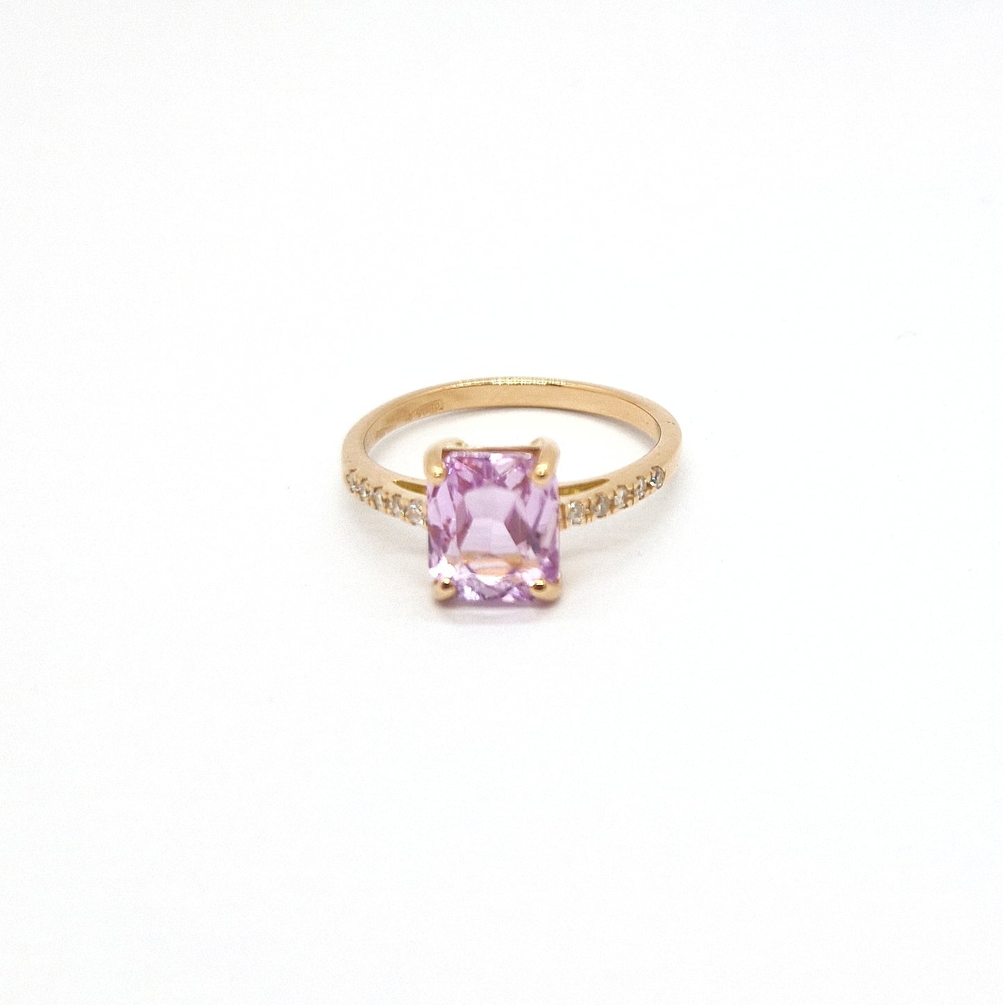 Anello con kunzite e diamanti in oro giallo 18 carati