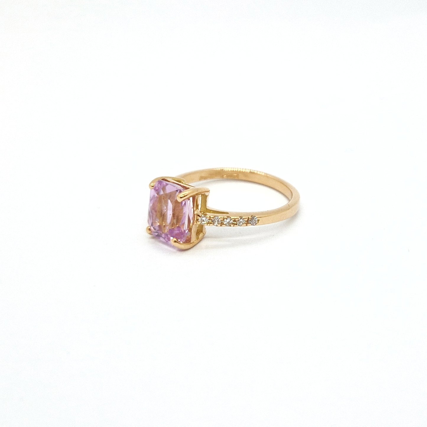 Anello con kunzite e diamanti in oro giallo 18 carati