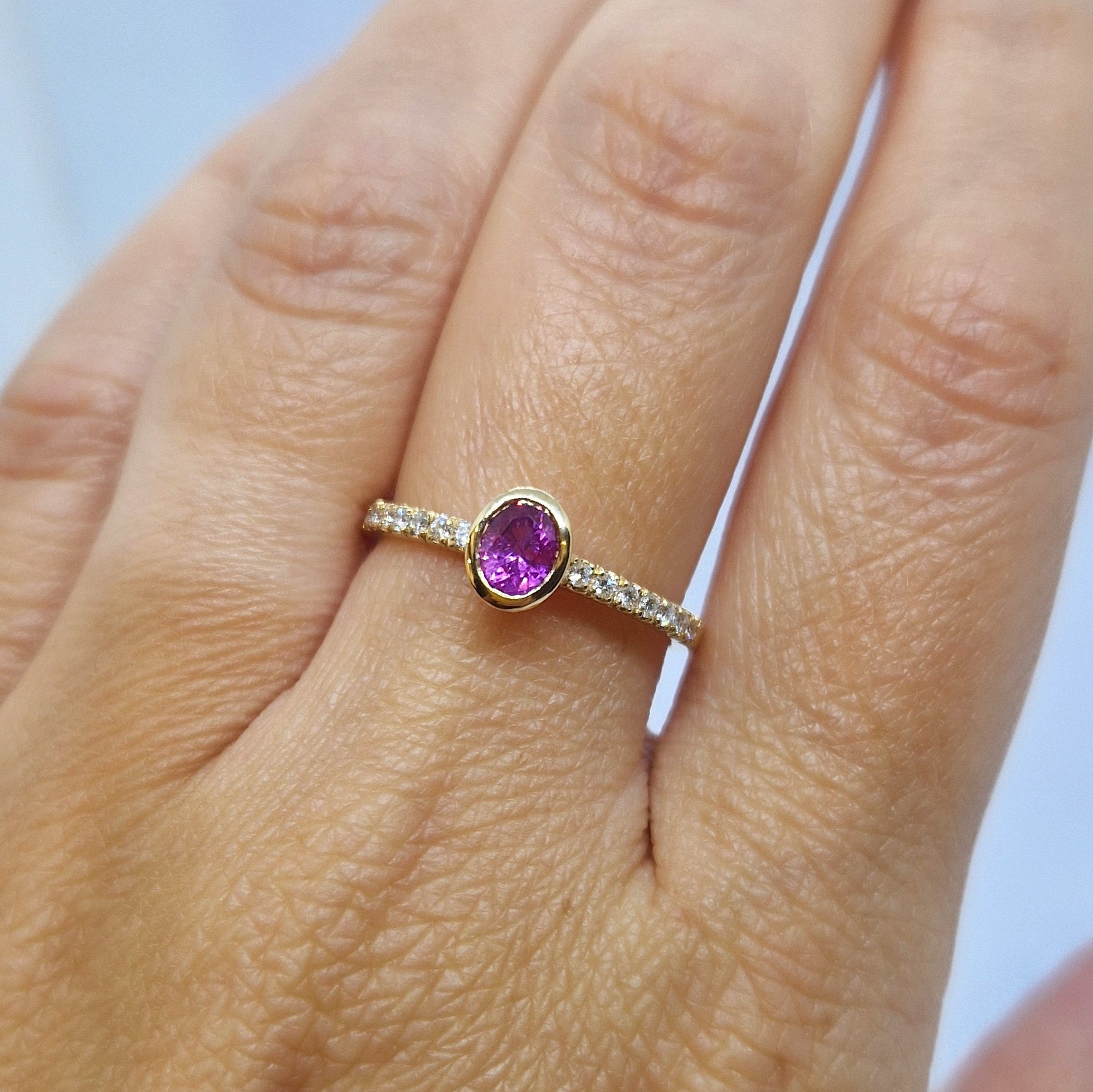 Anello con tormalina rubellite, diamanti e oro giallo 18 kt