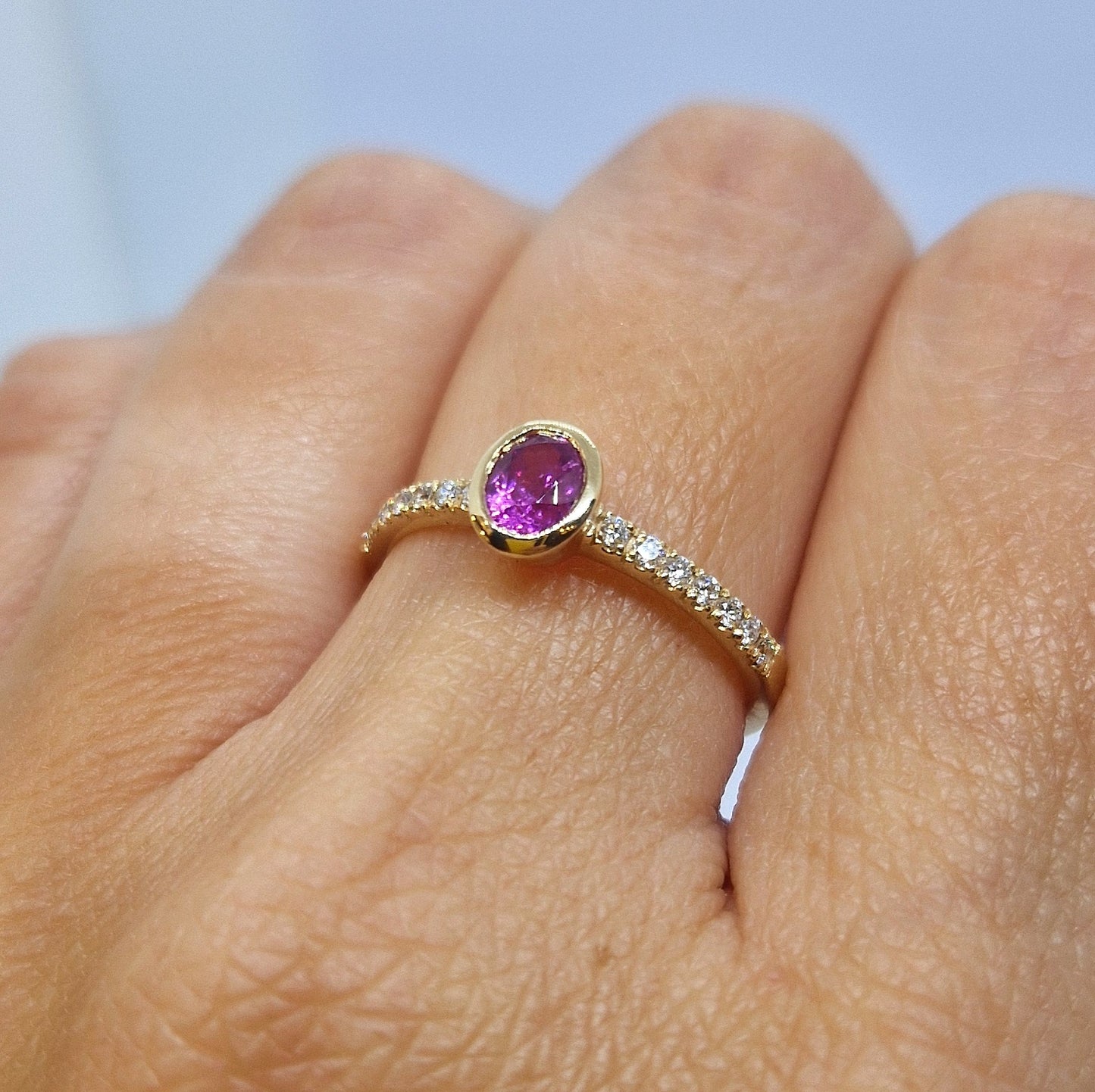 Anello con tormalina rubellite, diamanti e oro giallo 18 kt