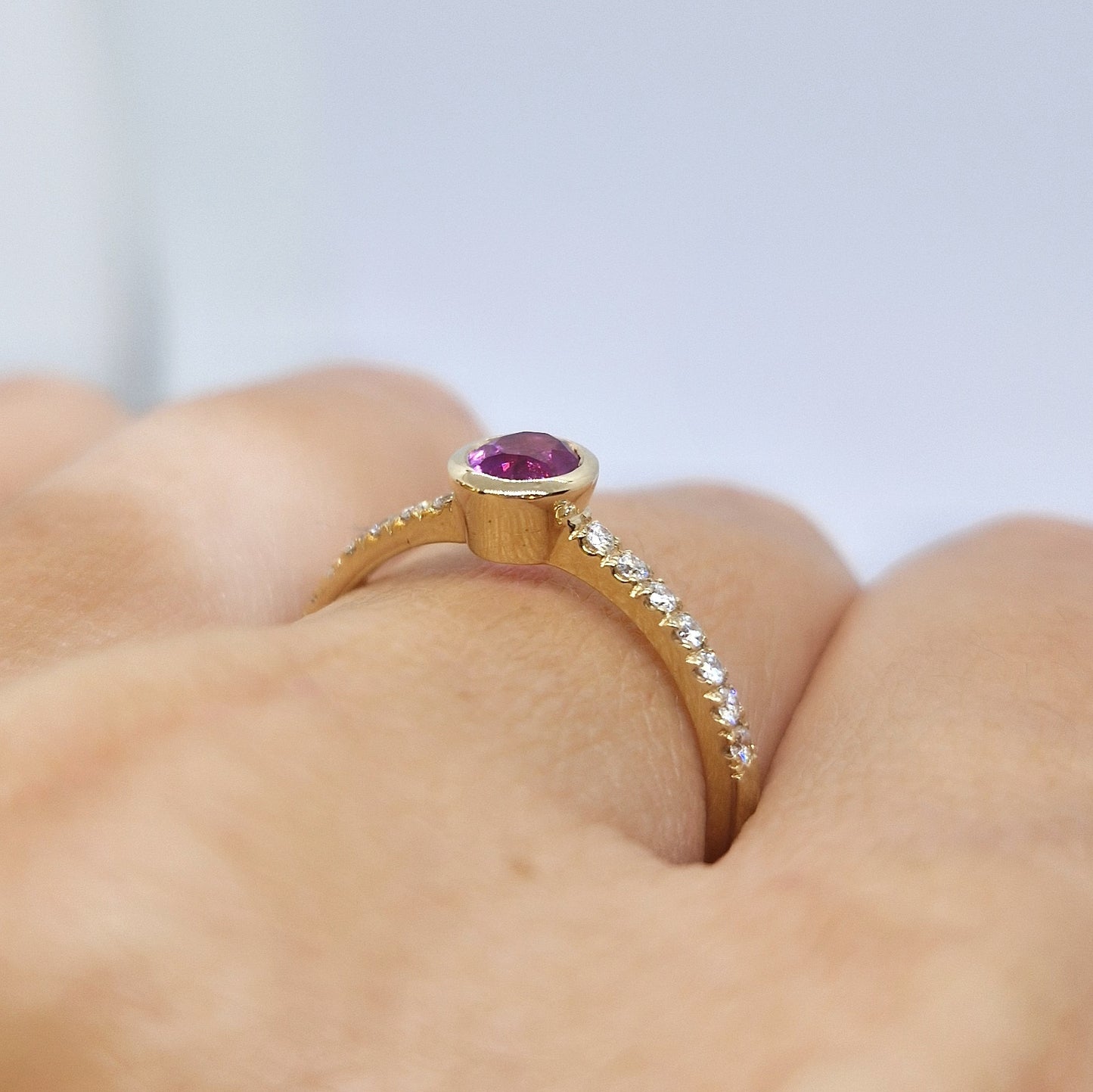 Anello con tormalina rubellite, diamanti e oro giallo 18 kt