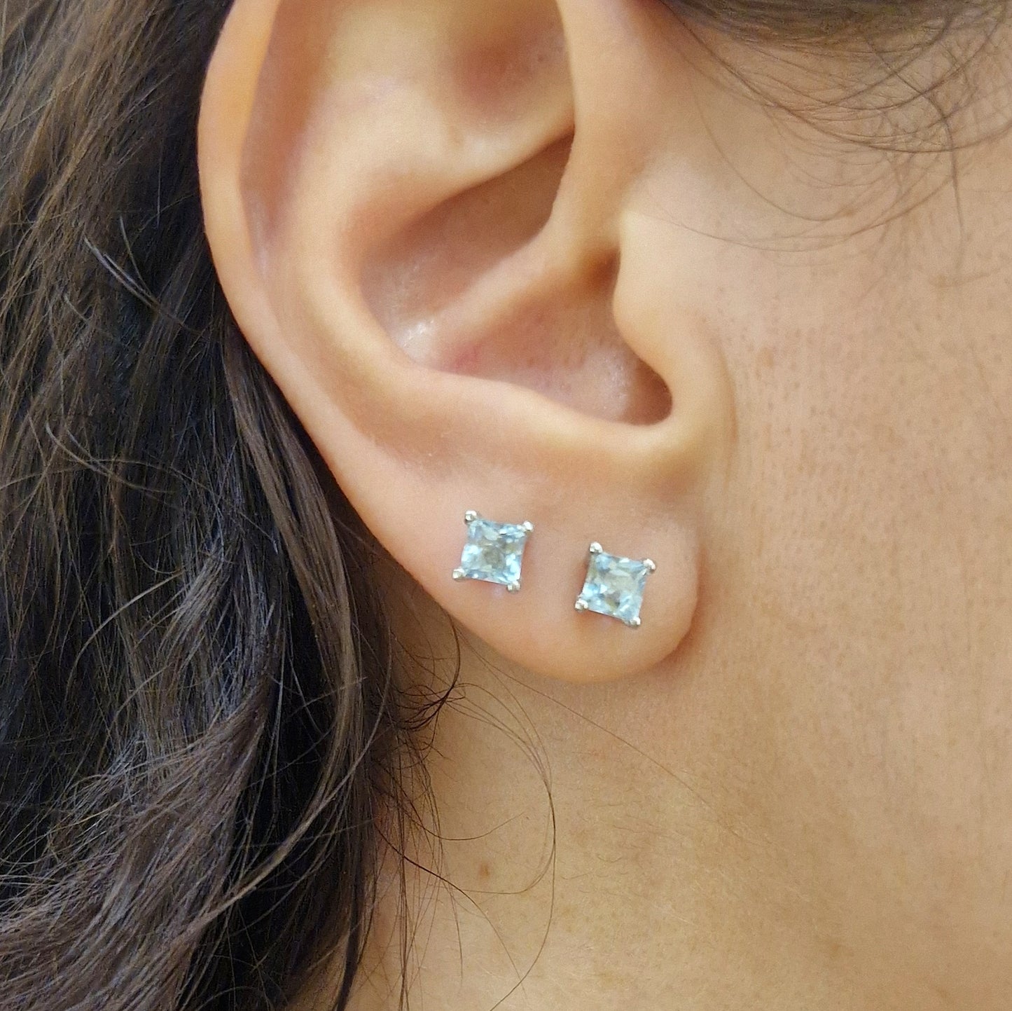 Orecchini con acquamarina quadrata in oro bianco 18 kt