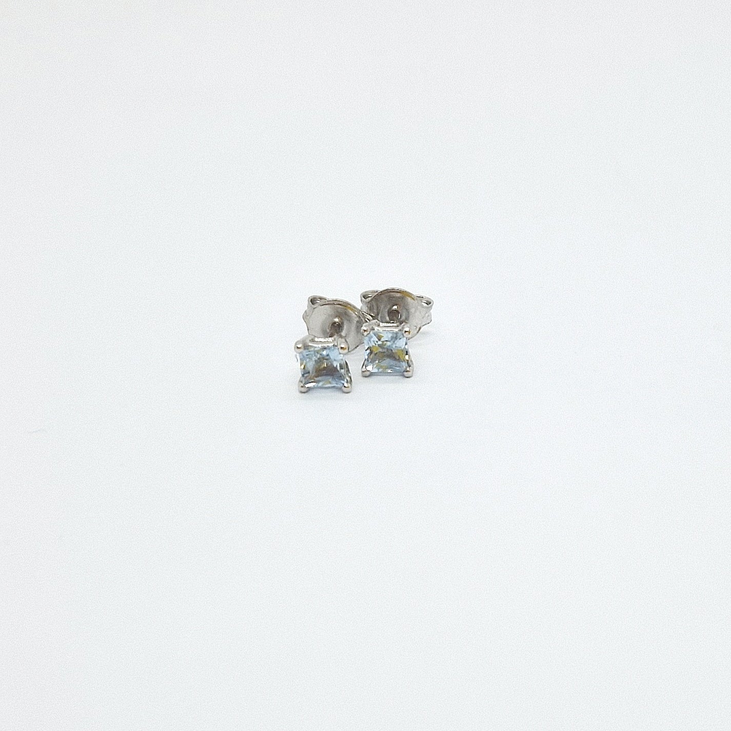 Orecchini con acquamarina quadrata in oro bianco 18 kt