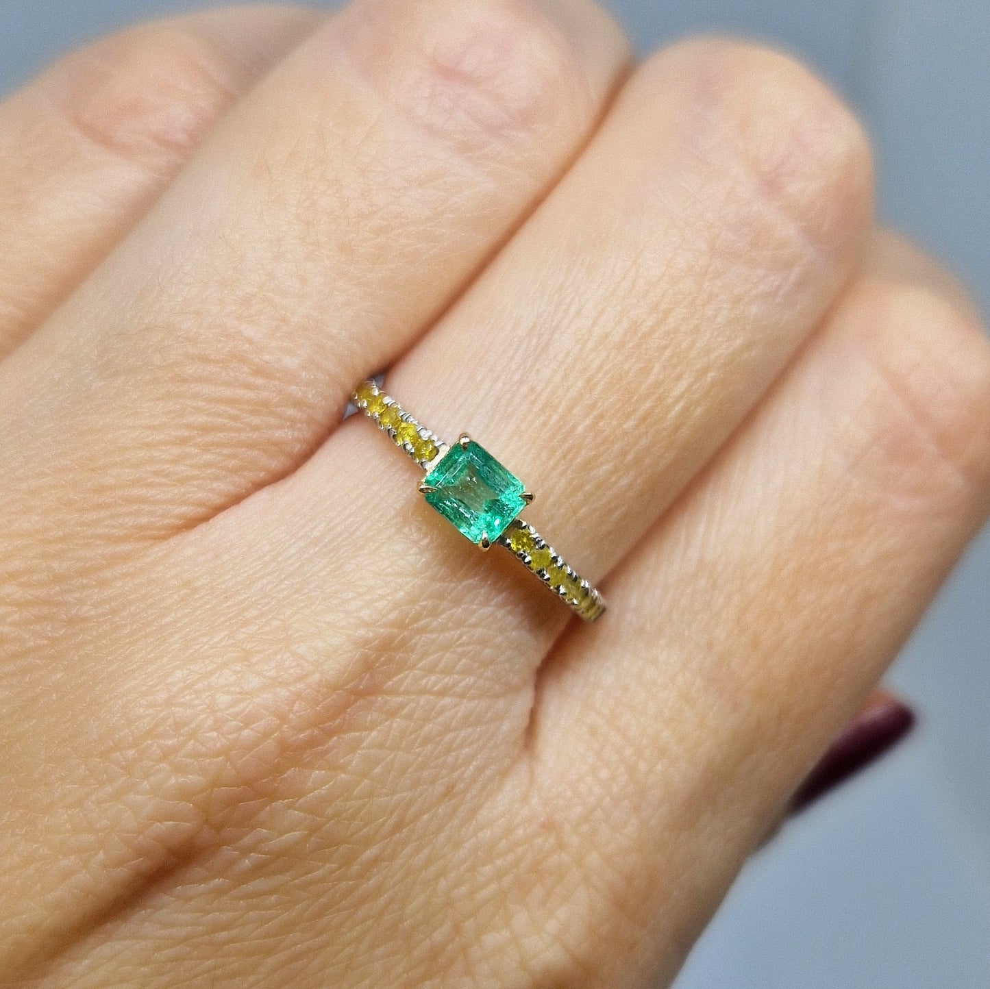 Anello con smeraldo e diamanti gialli in oro bianco 18 kt