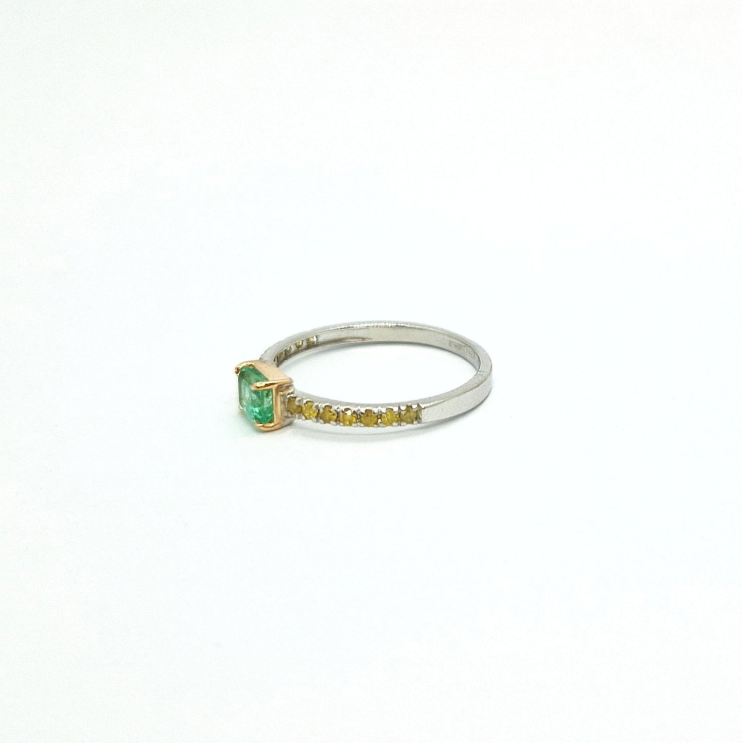 Anello con smeraldo e diamanti gialli in oro bianco 18 kt