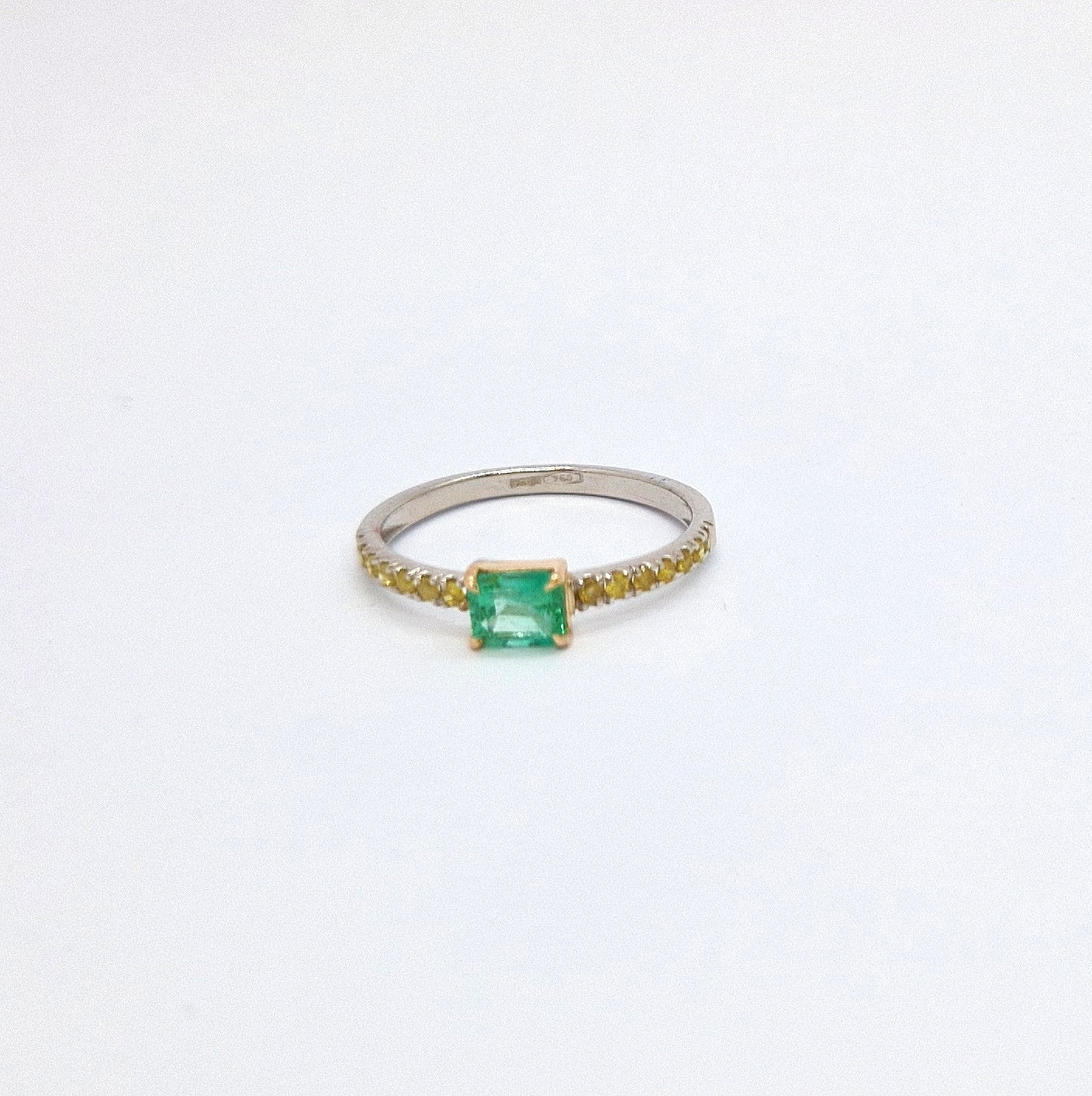 Anello con smeraldo e diamanti gialli in oro bianco 18 kt