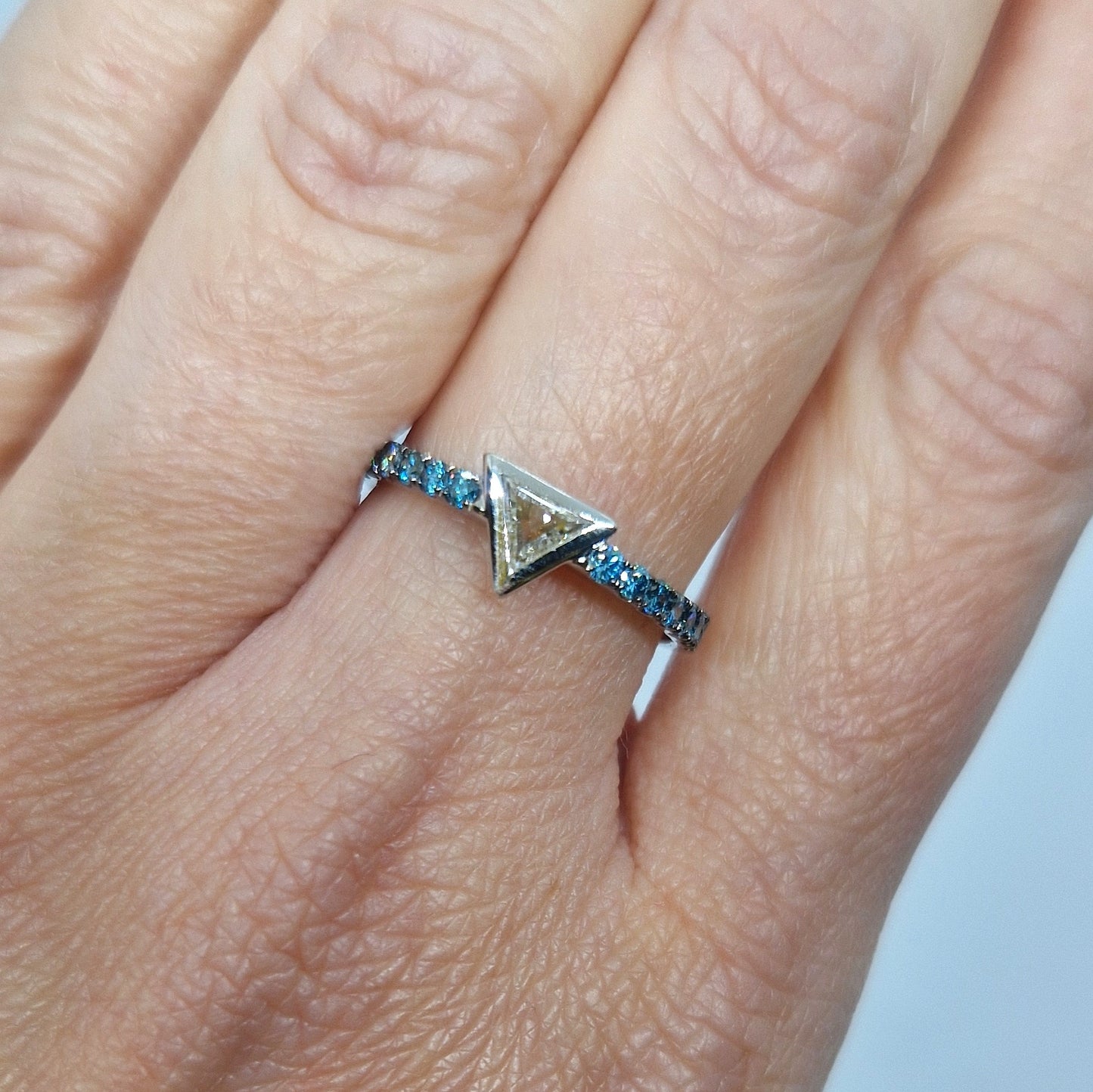 Anello diamante triangolo e diamanti blu in oro bianco 18 kt