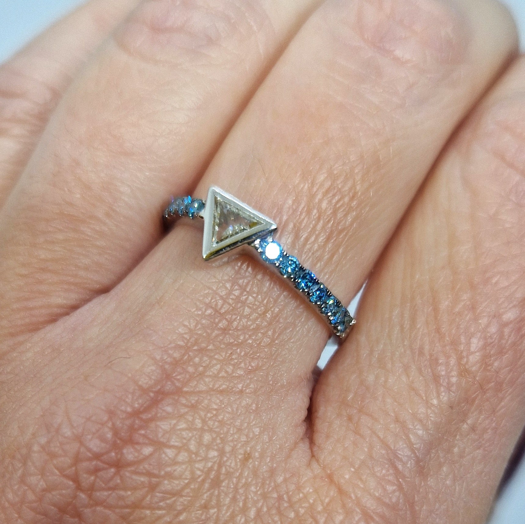 Anello diamante triangolo e diamanti blu in oro bianco 18 kt