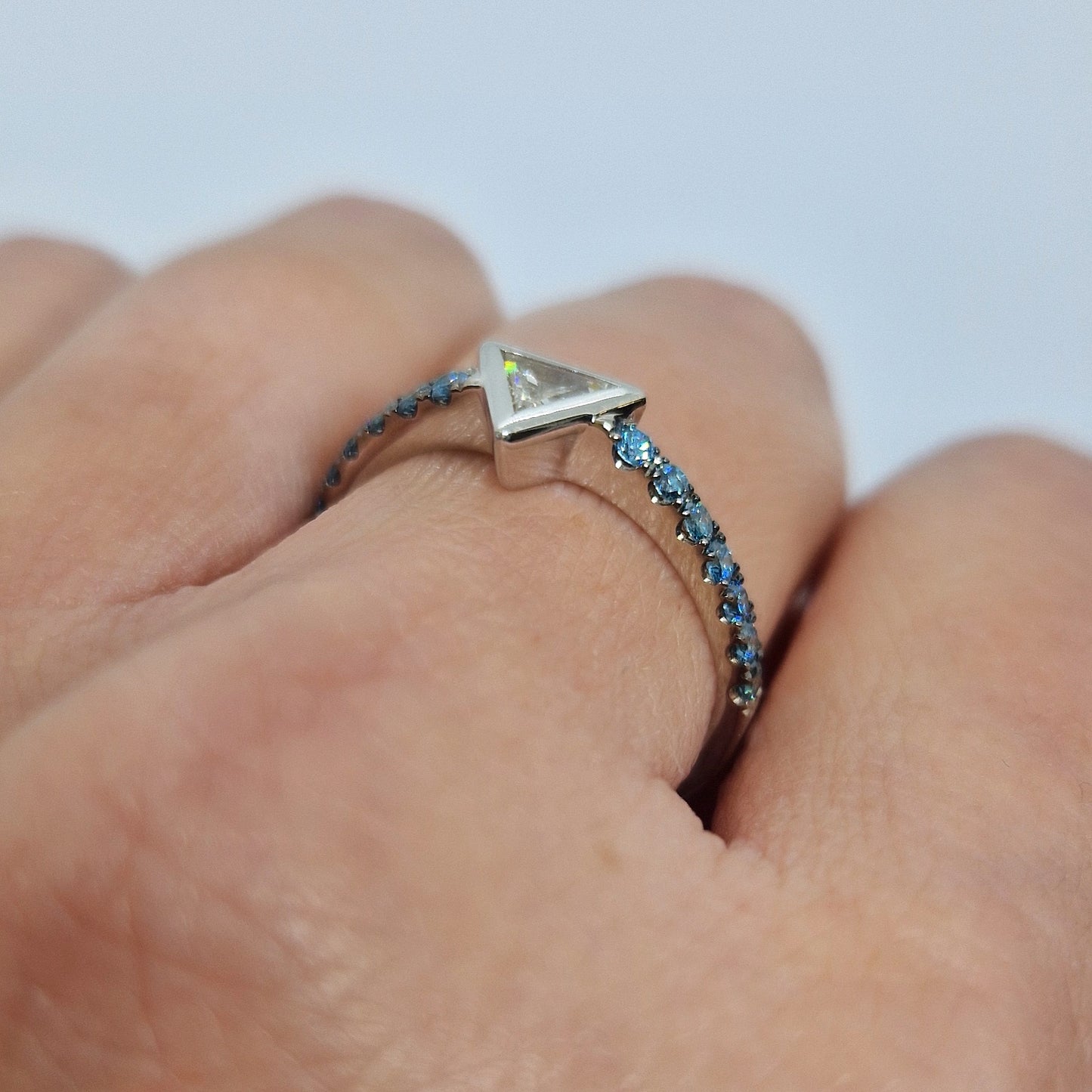 Anello diamante triangolo e diamanti blu in oro bianco 18 kt