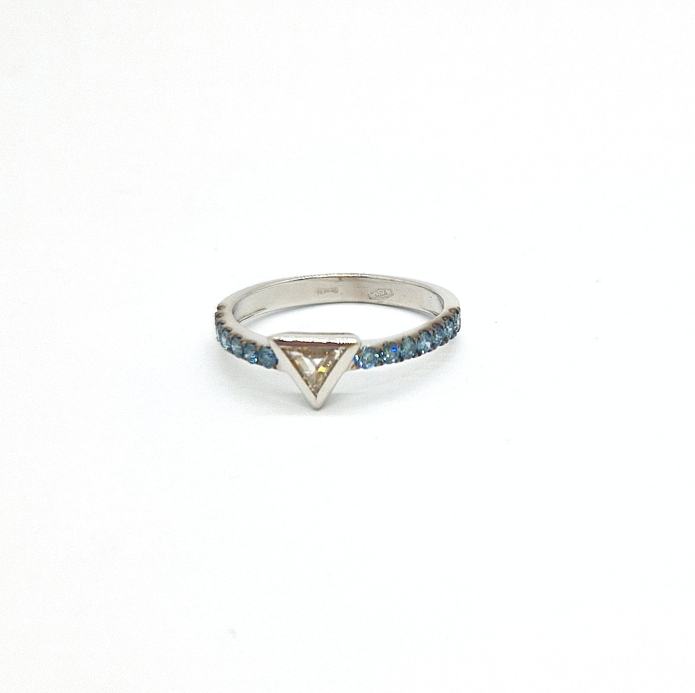 Anello diamante triangolo e diamanti blu in oro bianco 18 kt