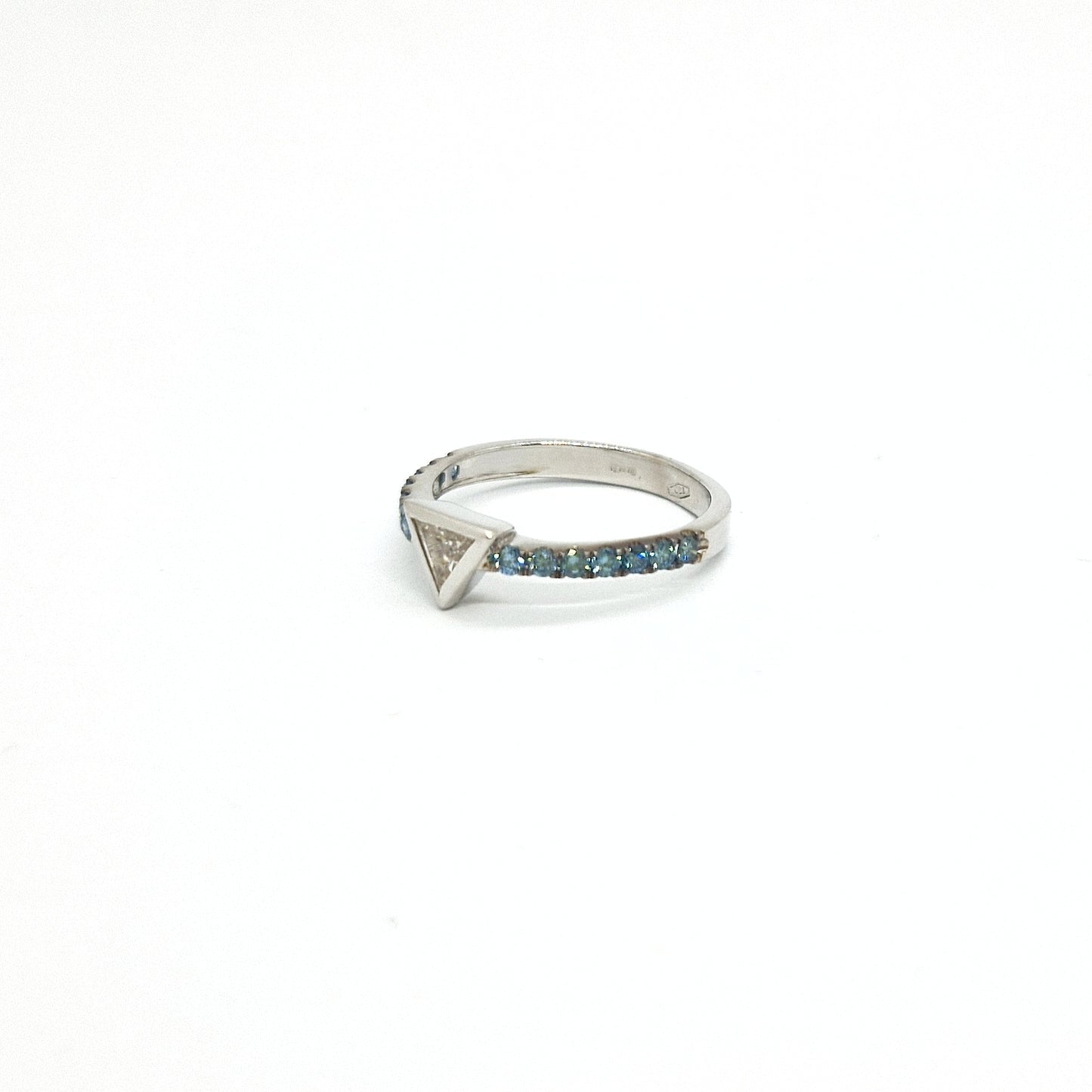 Anello diamante triangolo e diamanti blu in oro bianco 18 kt