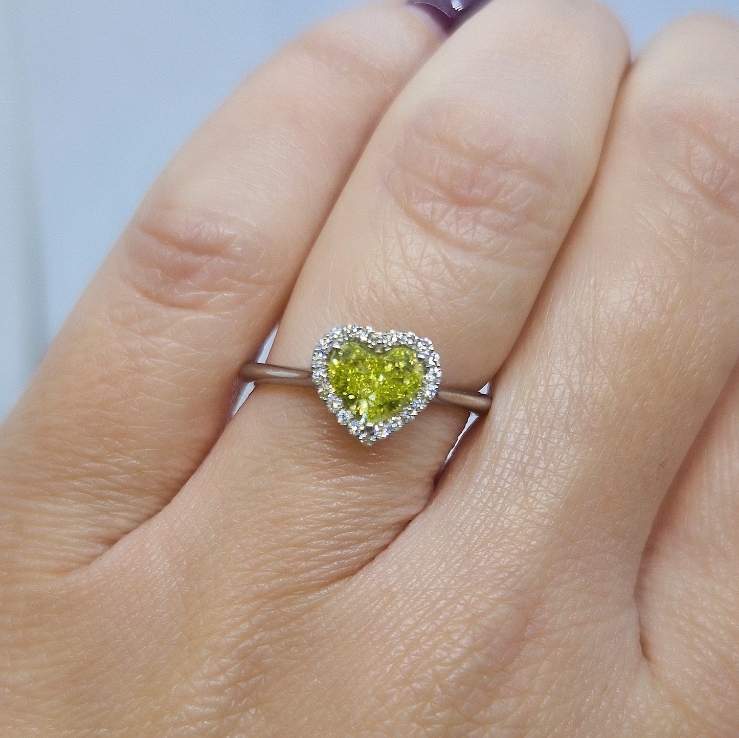 Anello con diamante fancy color yellow giallo e diamanti in oro bianco 18 kt