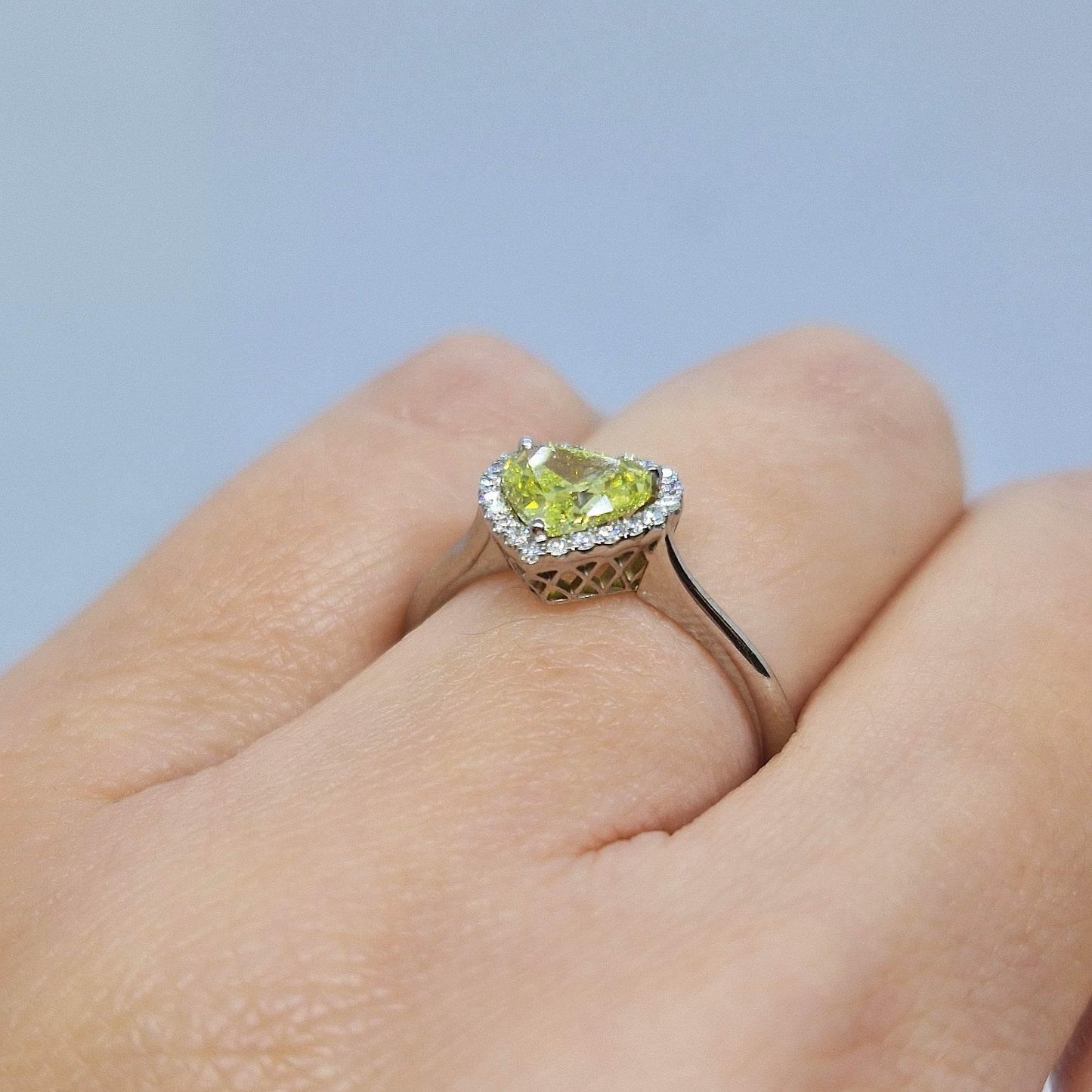 Anello con diamante fancy color yellow giallo e diamanti in oro bianco 18 kt