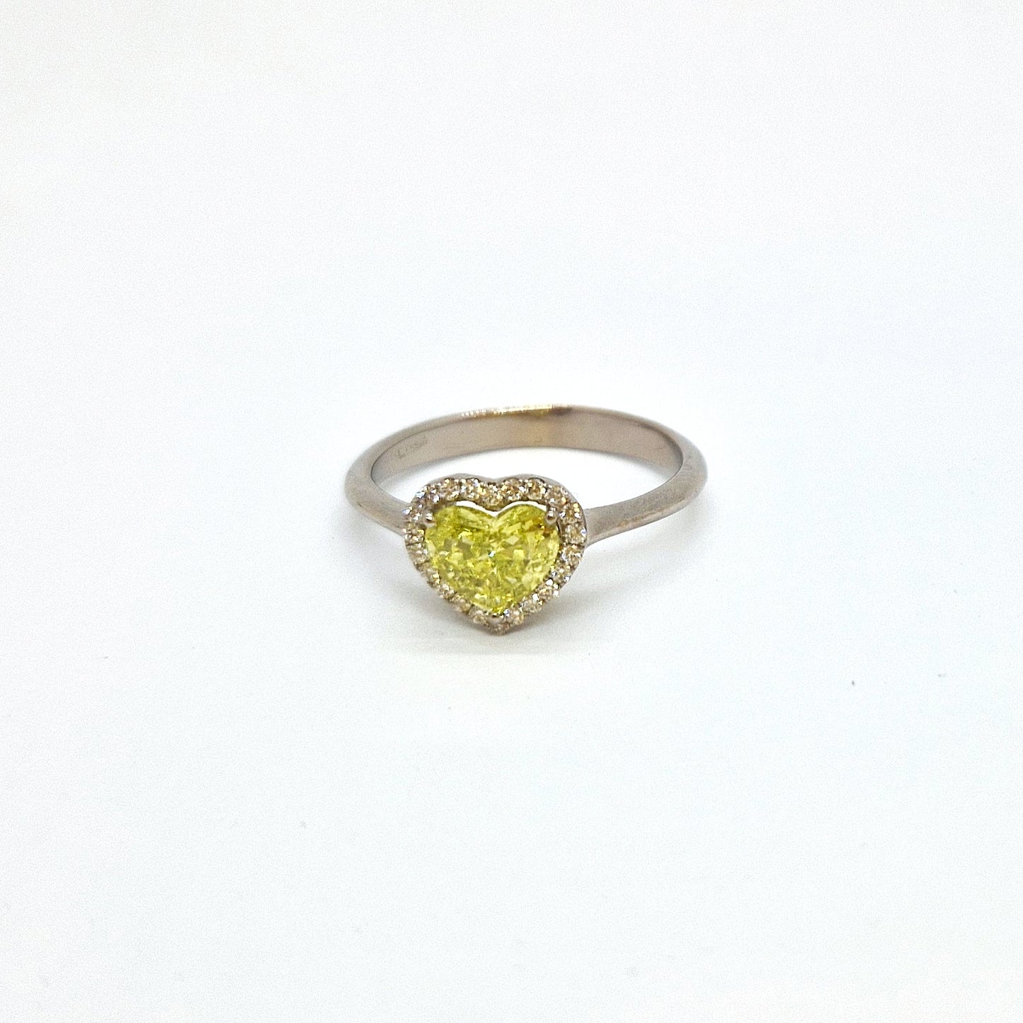 Anello con diamante fancy color yellow giallo e diamanti in oro bianco 18 kt
