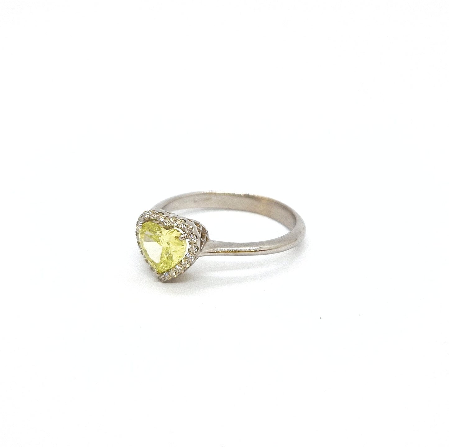 Anello con diamante fancy color yellow giallo e diamanti in oro bianco 18 kt