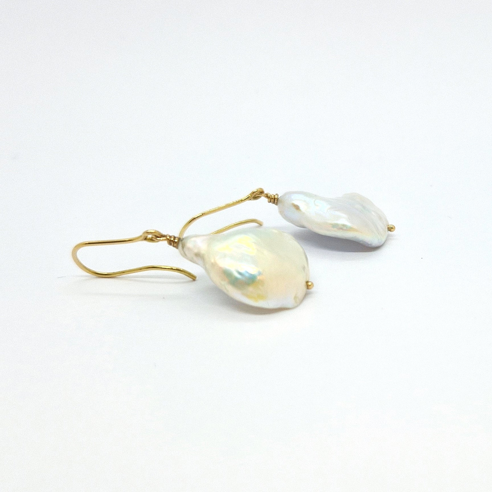Orecchini con perla scaramazza in oro giallo 18 kt