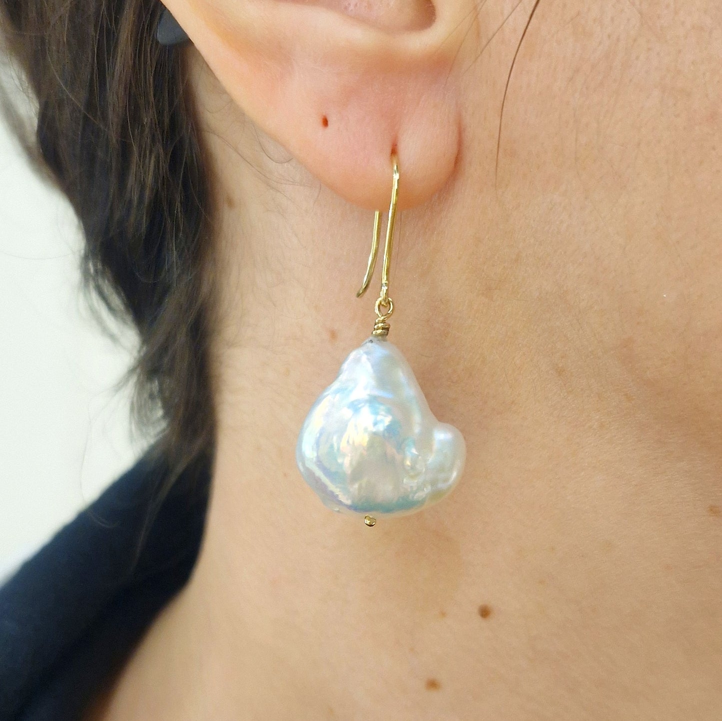 Orecchini con perla scaramazza in oro giallo 18 kt