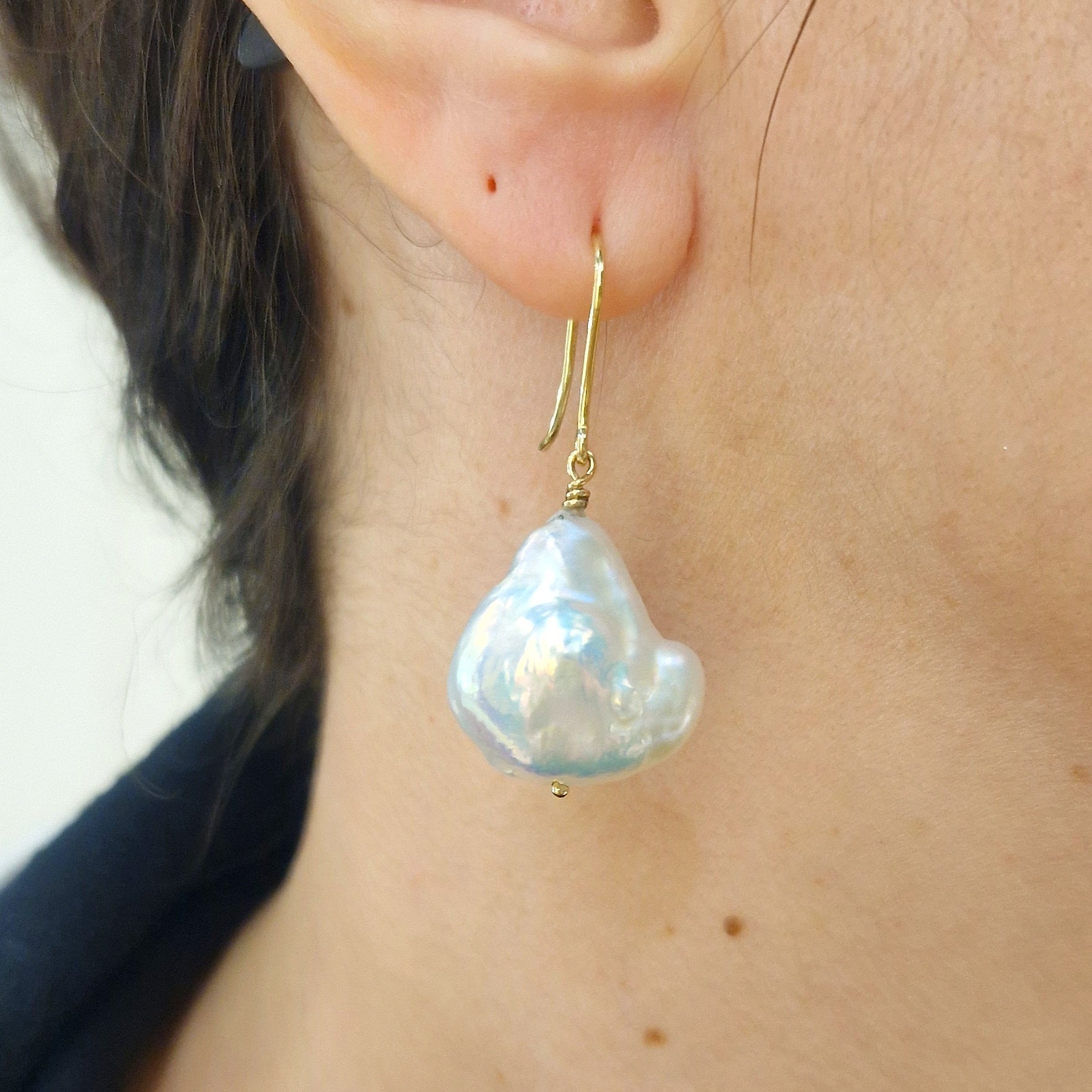 Orecchini con perla scaramazza in oro giallo 18 kt
