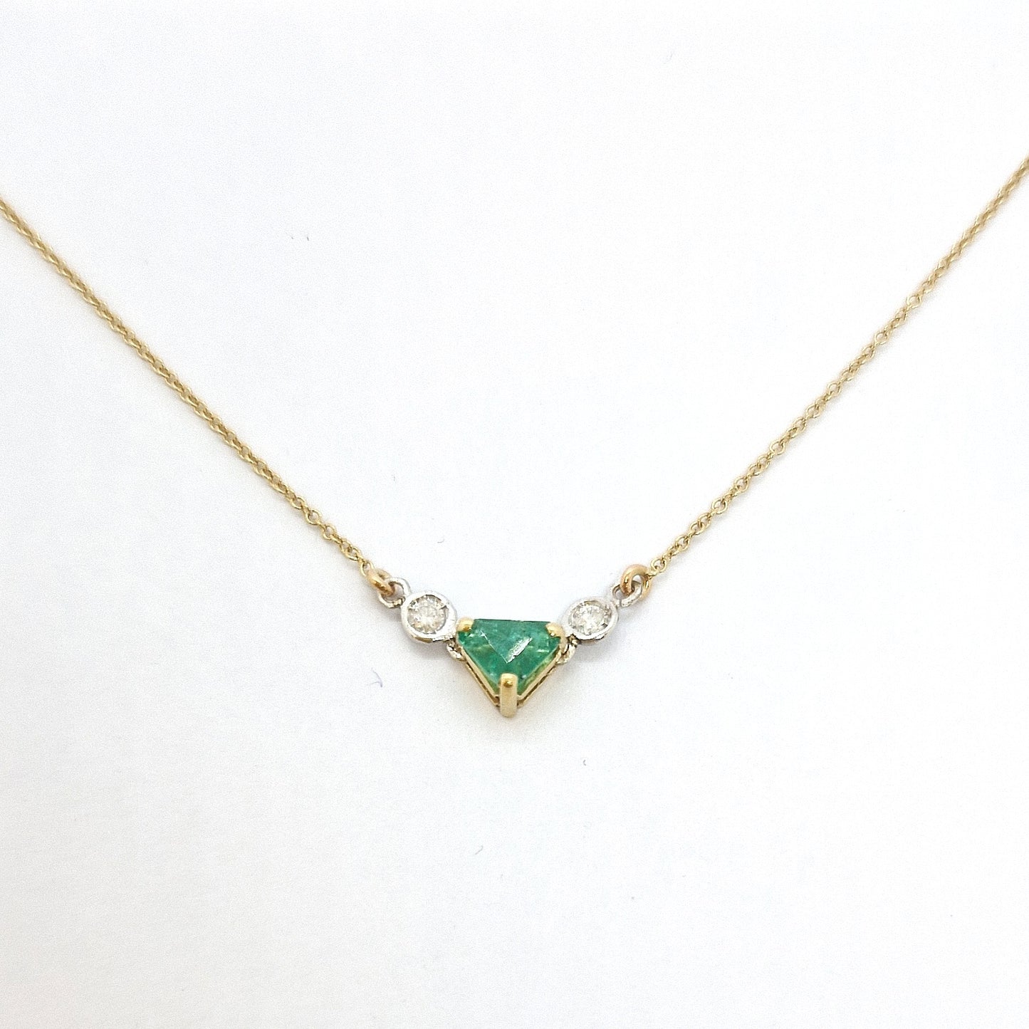 Collana con smeraldo a triangolo e diamanti in oro giallo 18 kt