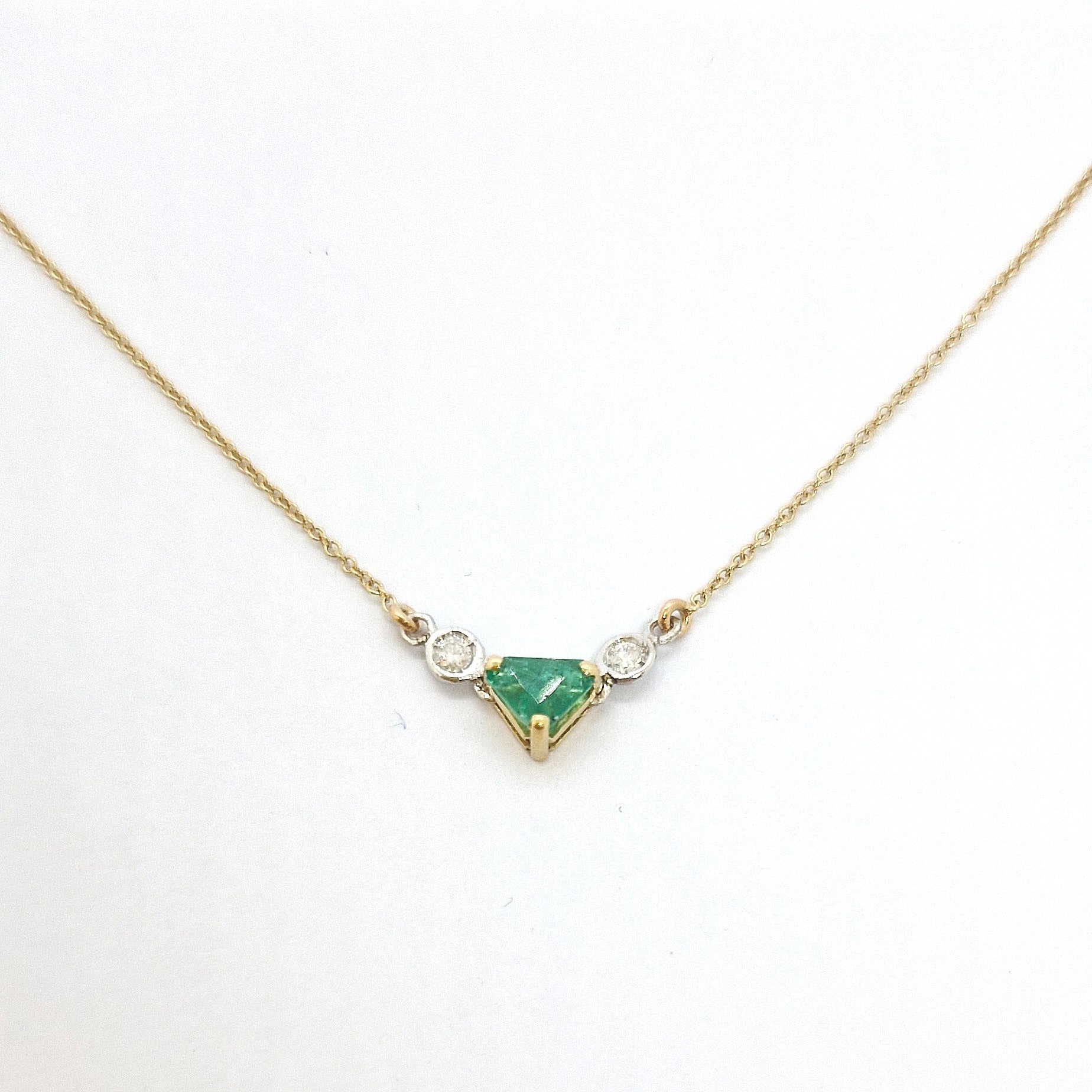 Collana con smeraldo a triangolo e diamanti in oro giallo 18 kt