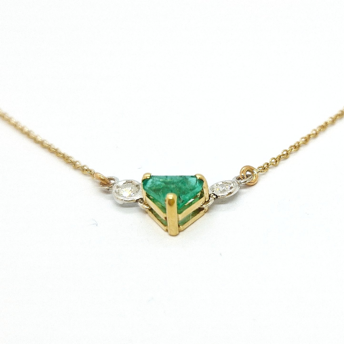 Collana con smeraldo a triangolo e diamanti in oro giallo 18 kt
