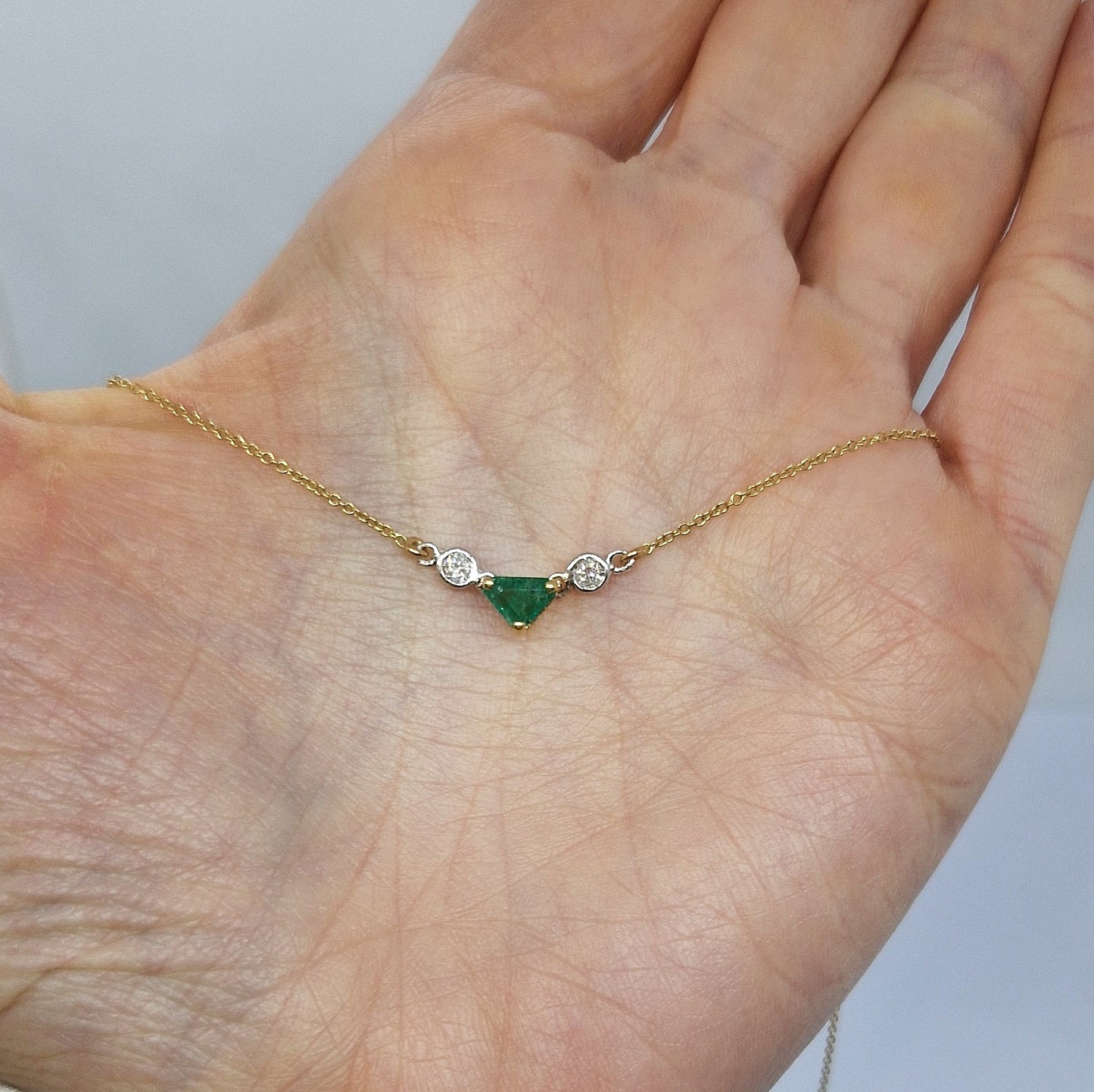 Collana con smeraldo a triangolo e diamanti in oro giallo 18 kt