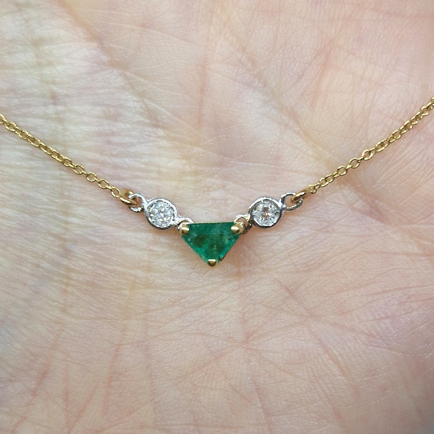Collana con smeraldo a triangolo e diamanti in oro giallo 18 kt