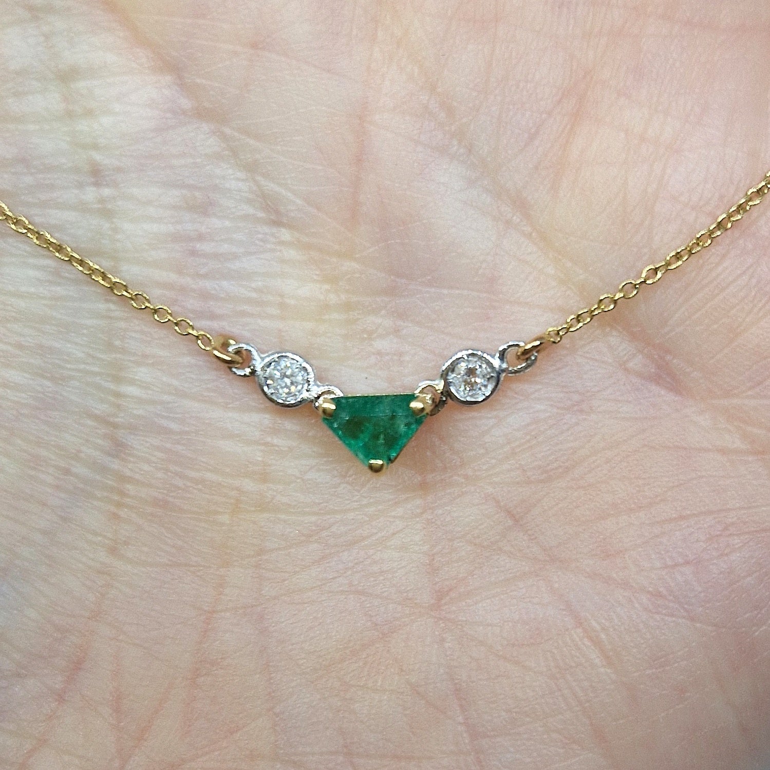 Collana con smeraldo a triangolo e diamanti in oro giallo 18 kt
