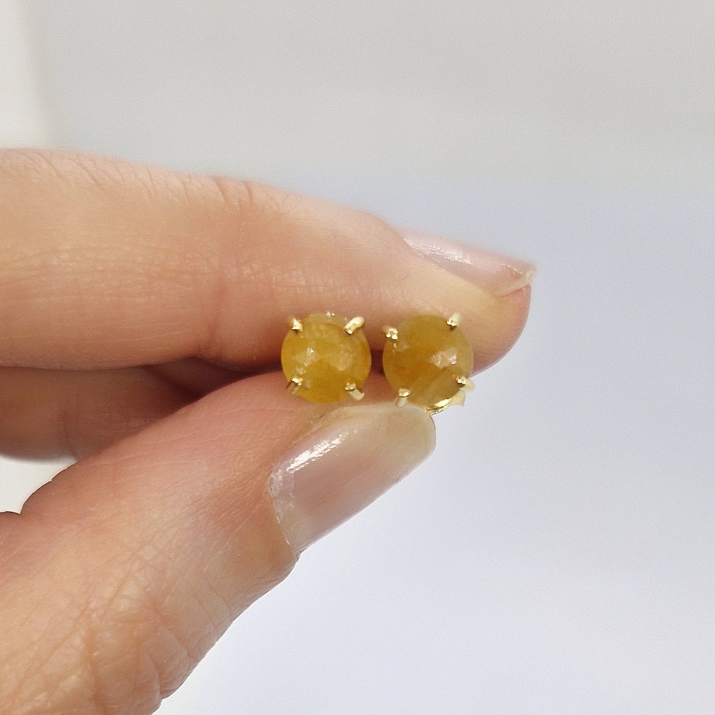 Orecchini con corindone giallo in oro giallo 18 kt