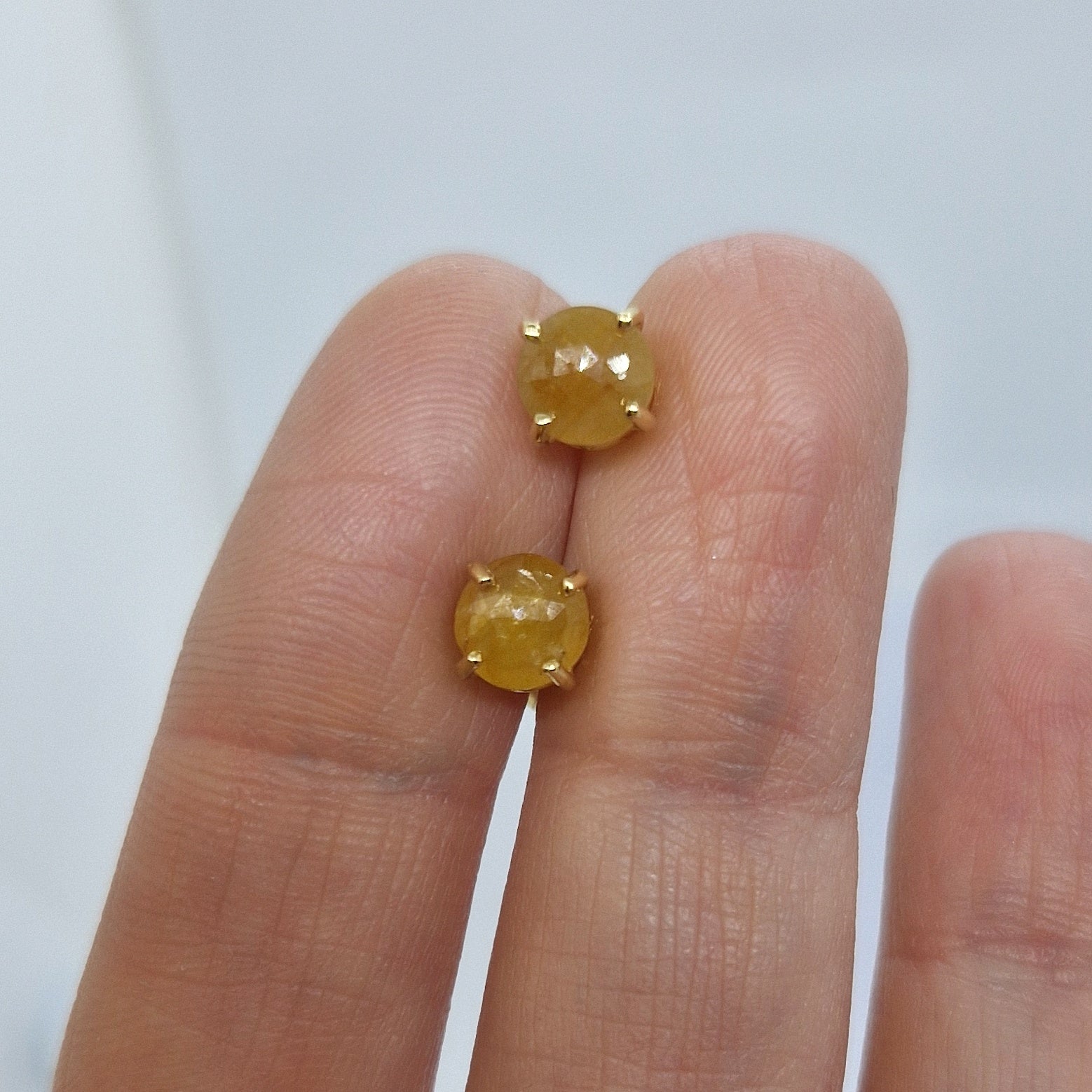Orecchini con corindone giallo in oro giallo 18 kt