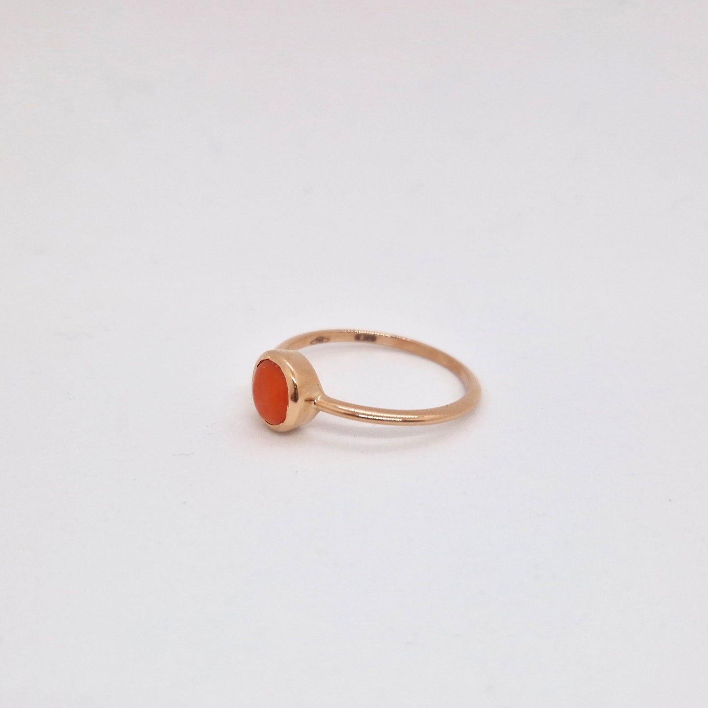 Anello con corallo in oro rosa 18 kt