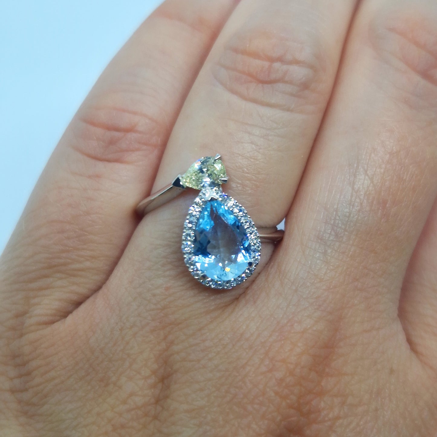 Anello con acquamarina a goccia e diamanti in oro bianco 18 kt